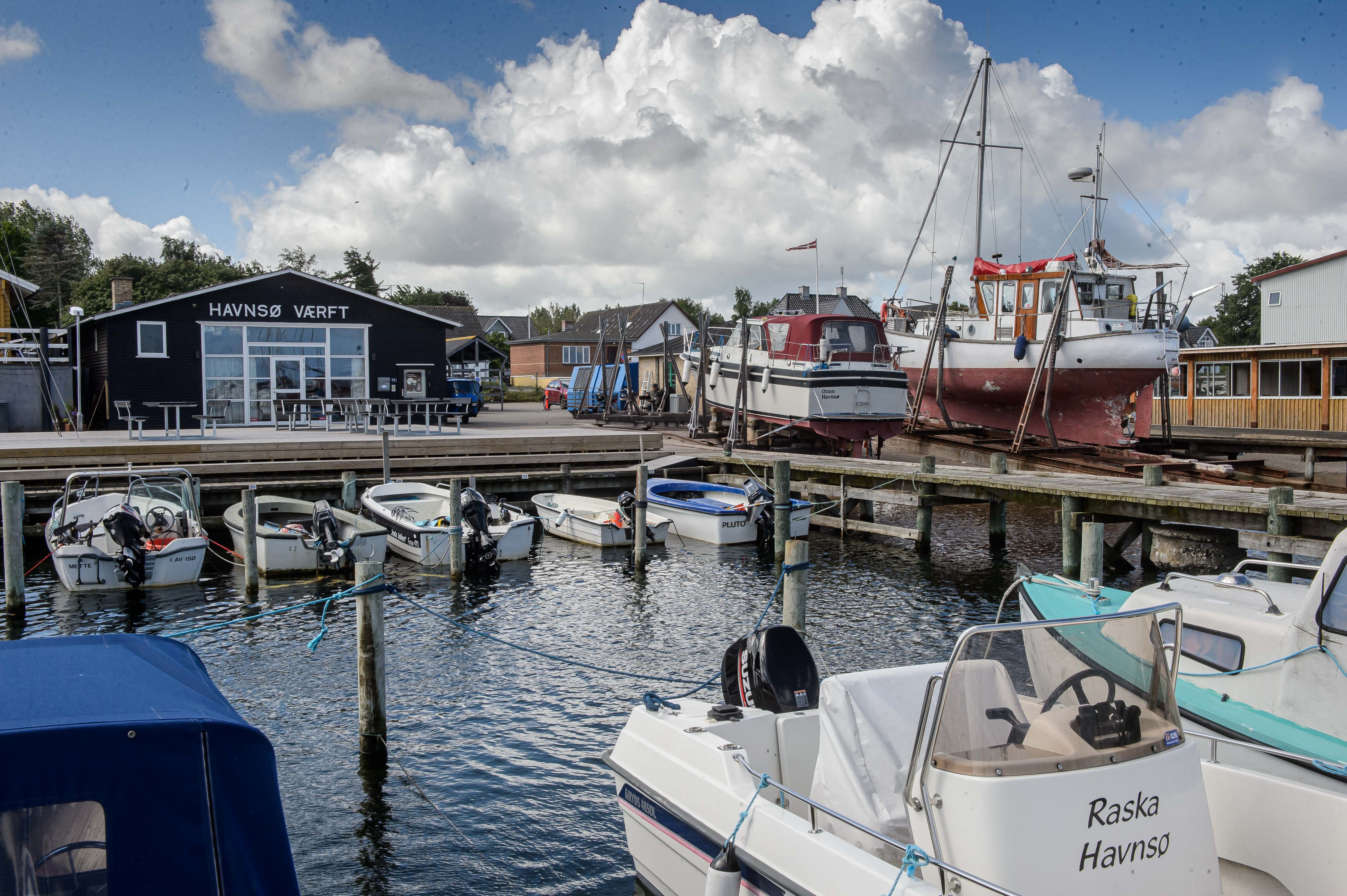 Forening har købt og renoveret det tidligere bådebyggeri Havnsø Værft og driver nu Værftet - en blanding af kulturhus, mødested, spillested og forsamlingshus - på Havnsø Havn.
