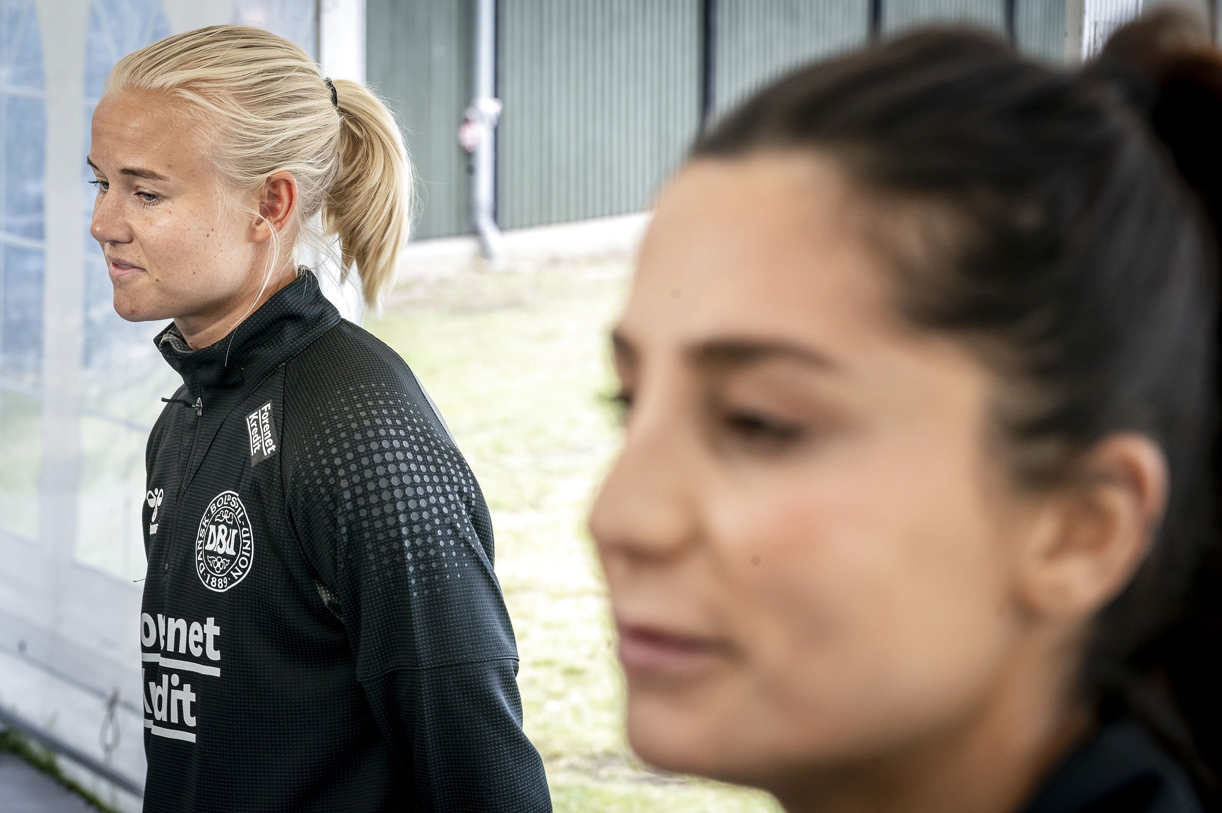 Der er ikke slået skår i Nadia Nadim og Pernille Harders forhold trods førstnævntes ambassadørskab i Qatar.
