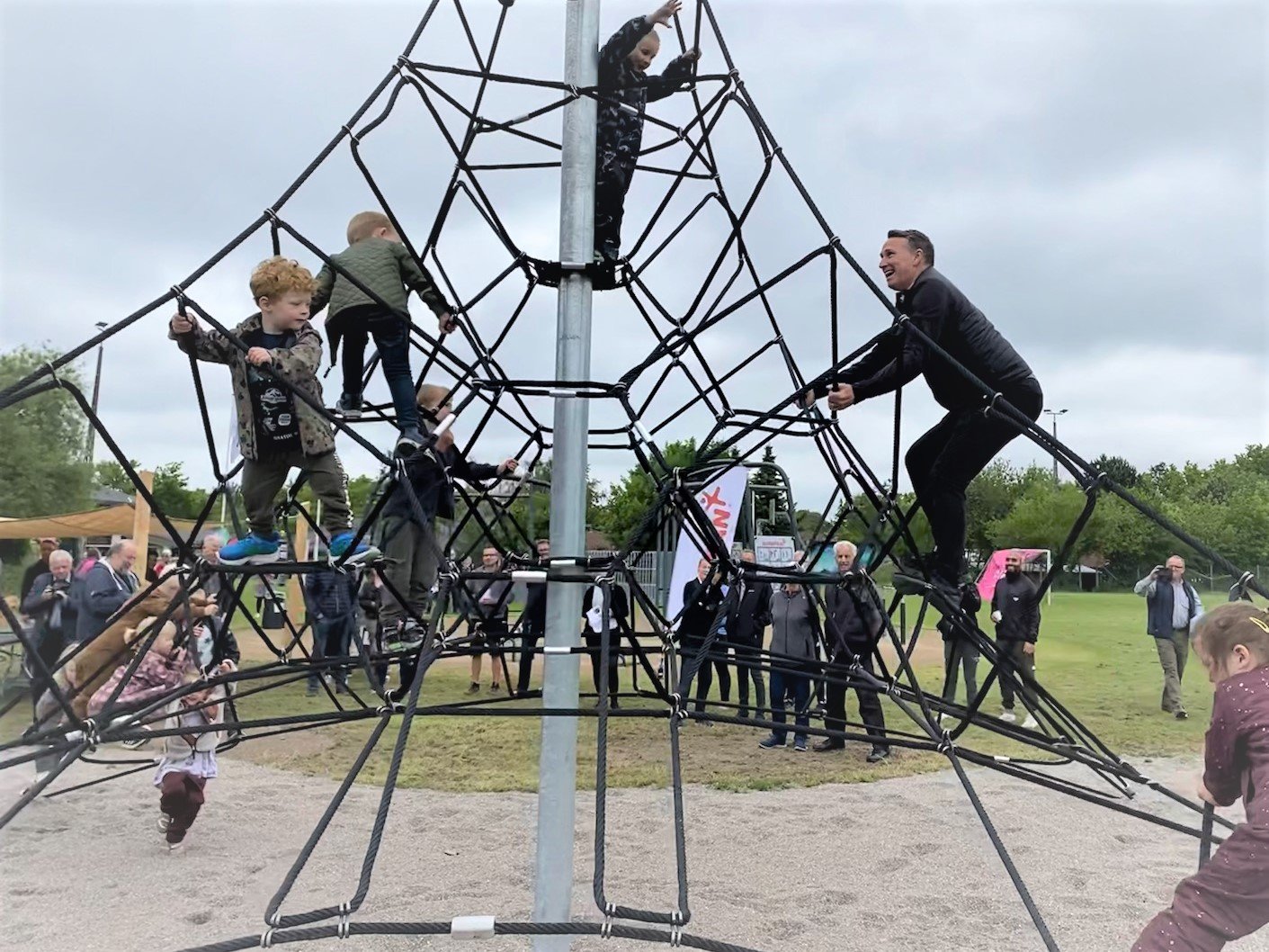 Borgmesteren tog selv en klatretur sammen med børnene fra Alfehuset. Foto: Esben Thoby
