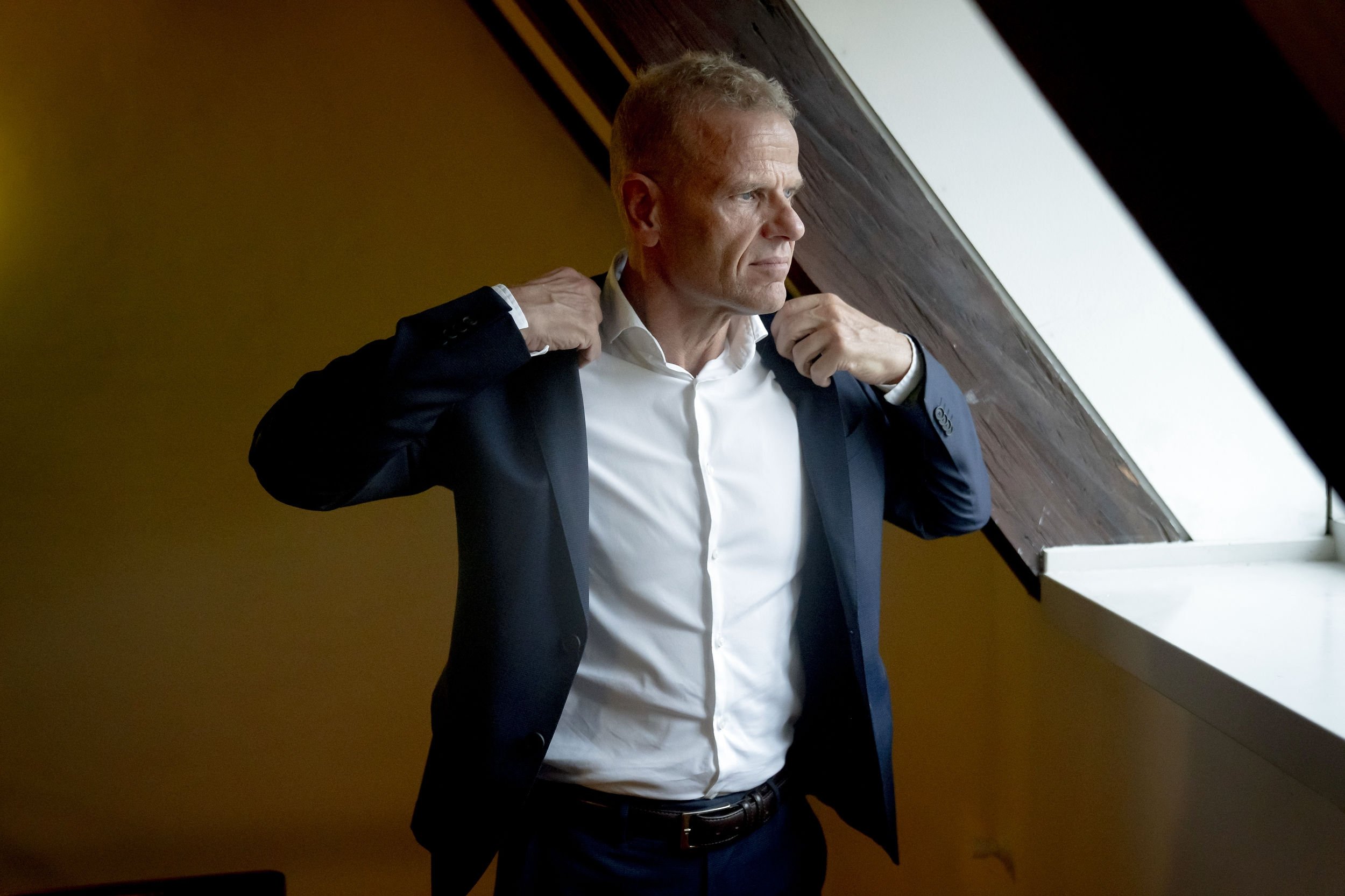 Chefen for Forsvarets Efterretningstjeneste var fængslet i 70 dage og stadig sigtet. Læs her om sagen mod ham.