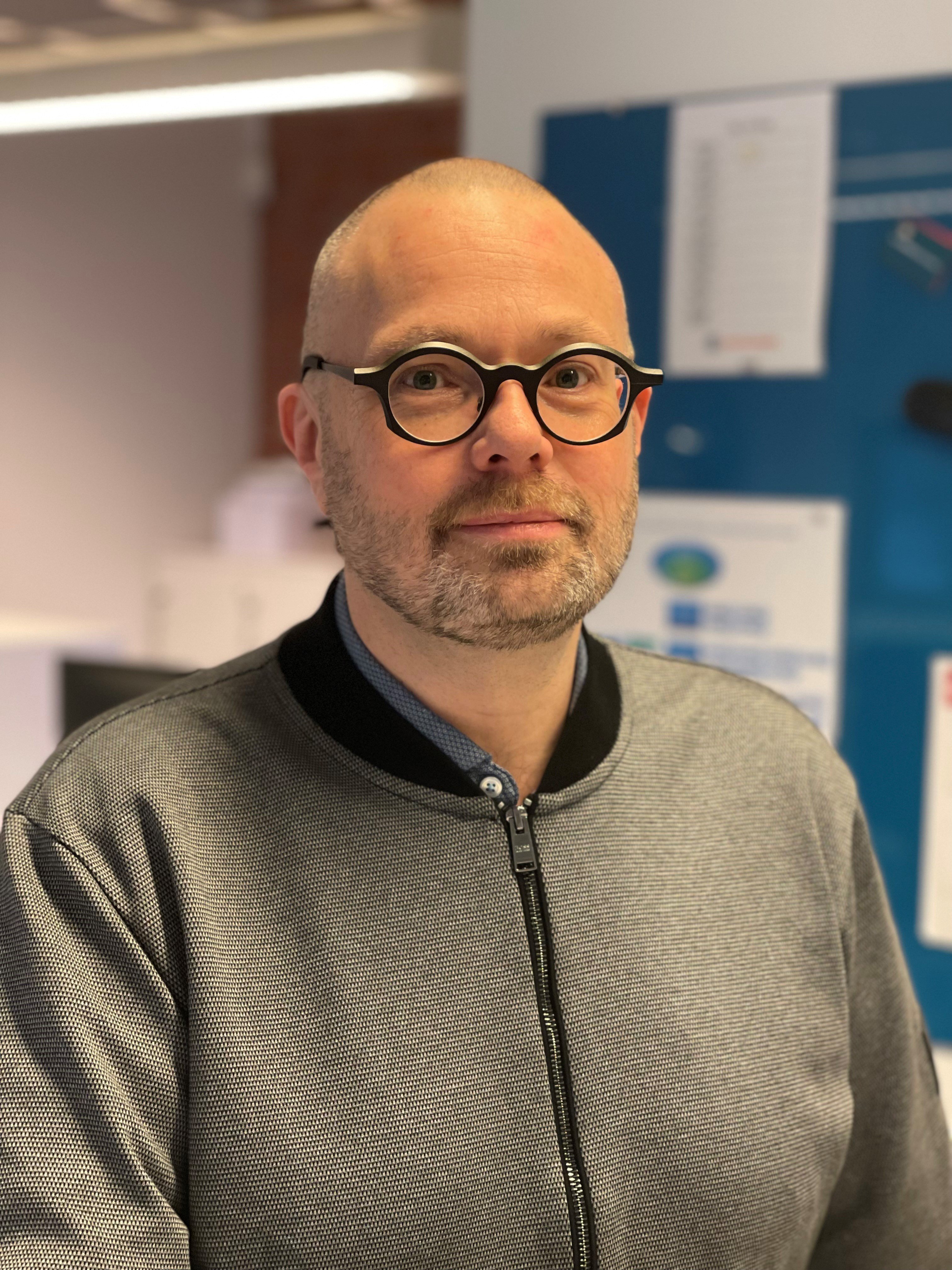 Peter Haldor Hansen er formand for skolebestyrelsen på Holbæk Kommunes 10. klassecenter. Han advarer om, at manglende politisk afklaring skaber usikkerhed for både elever og medarbejdere.