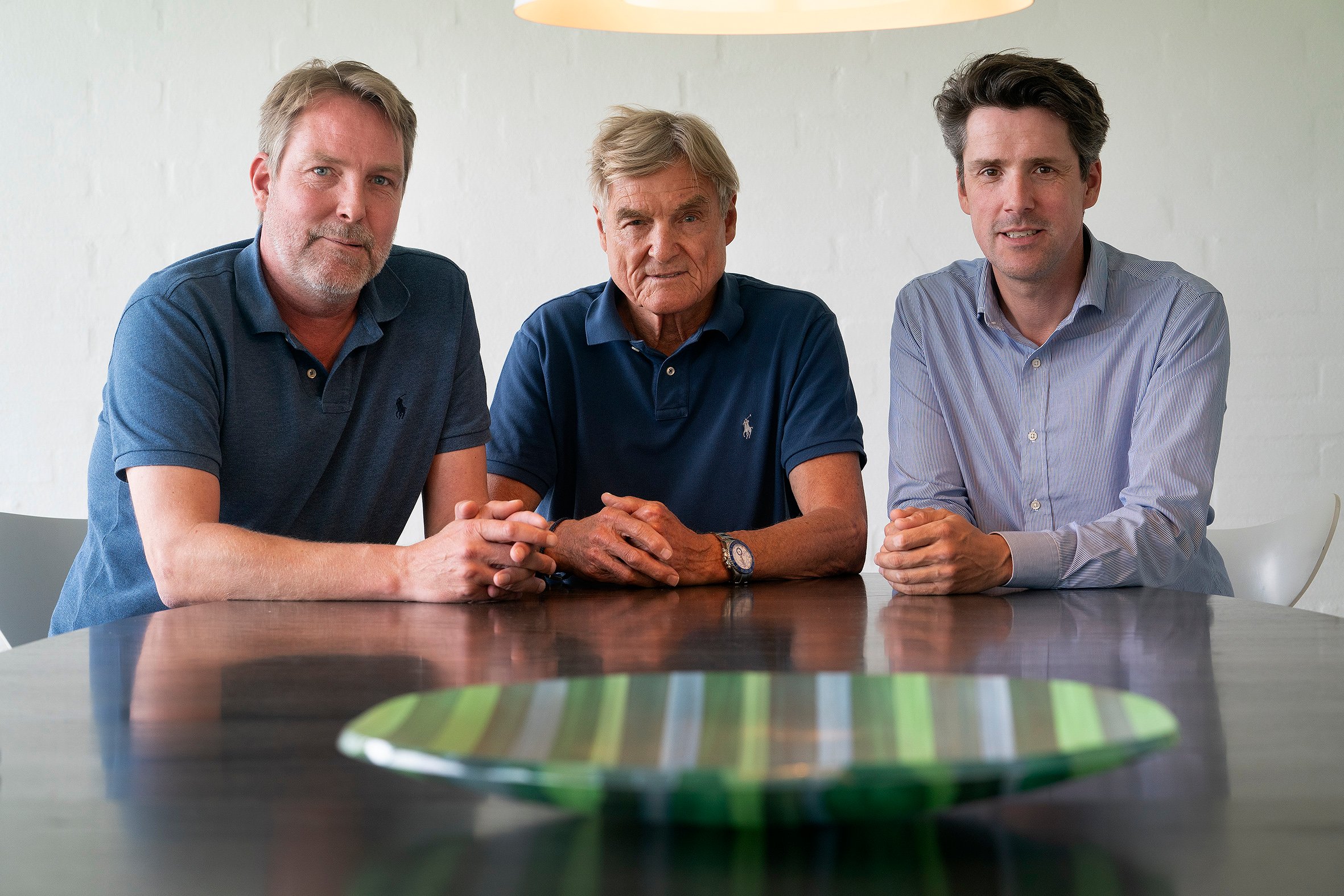 Steen Toftebjerg ses her i midten, flankeret af sønnerne Jesper og Rasmus. Billedet er fra 2021, da Steen Toftebjerg stoppede som direktør i entreprenørfirmaet Hansen og Andersen og overlod ansvaret til sønnerne.