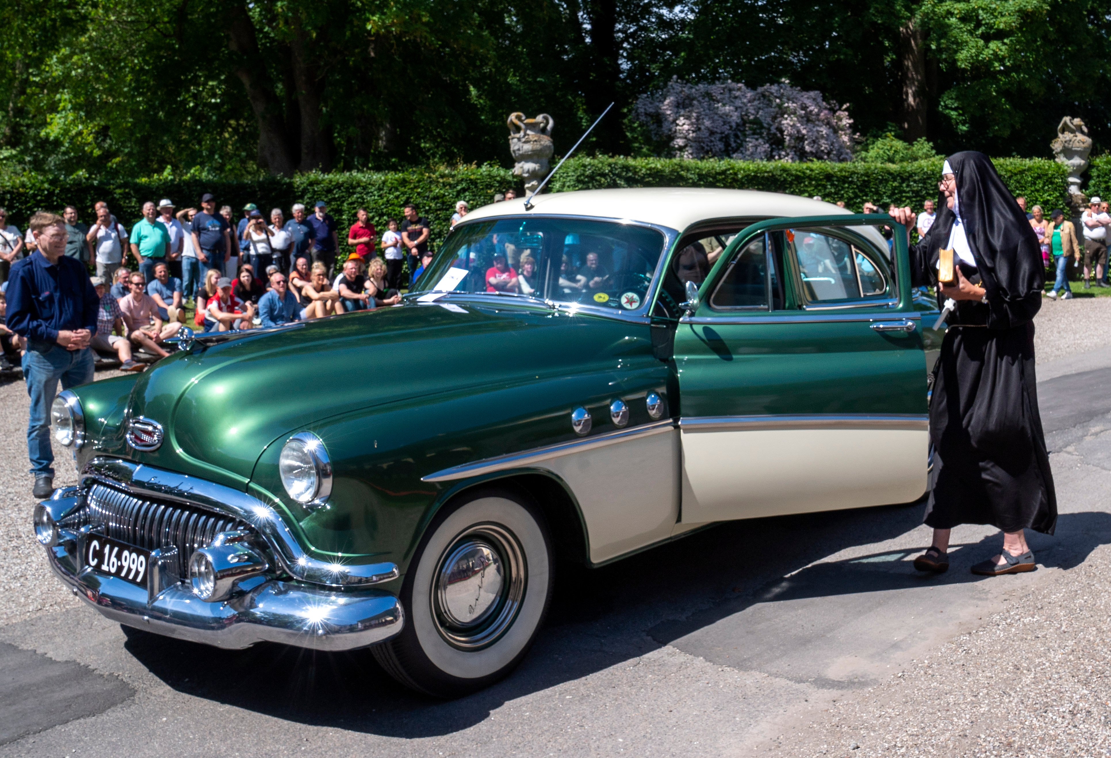 Concours de Charme-konkurrencen fremviste nogle spektakulære biler og næsten lige så spektakulære kostumer. Her er det Birgit Nielsen, der kom kørende udklædt som nonne i sin Buick Special fra 1951.