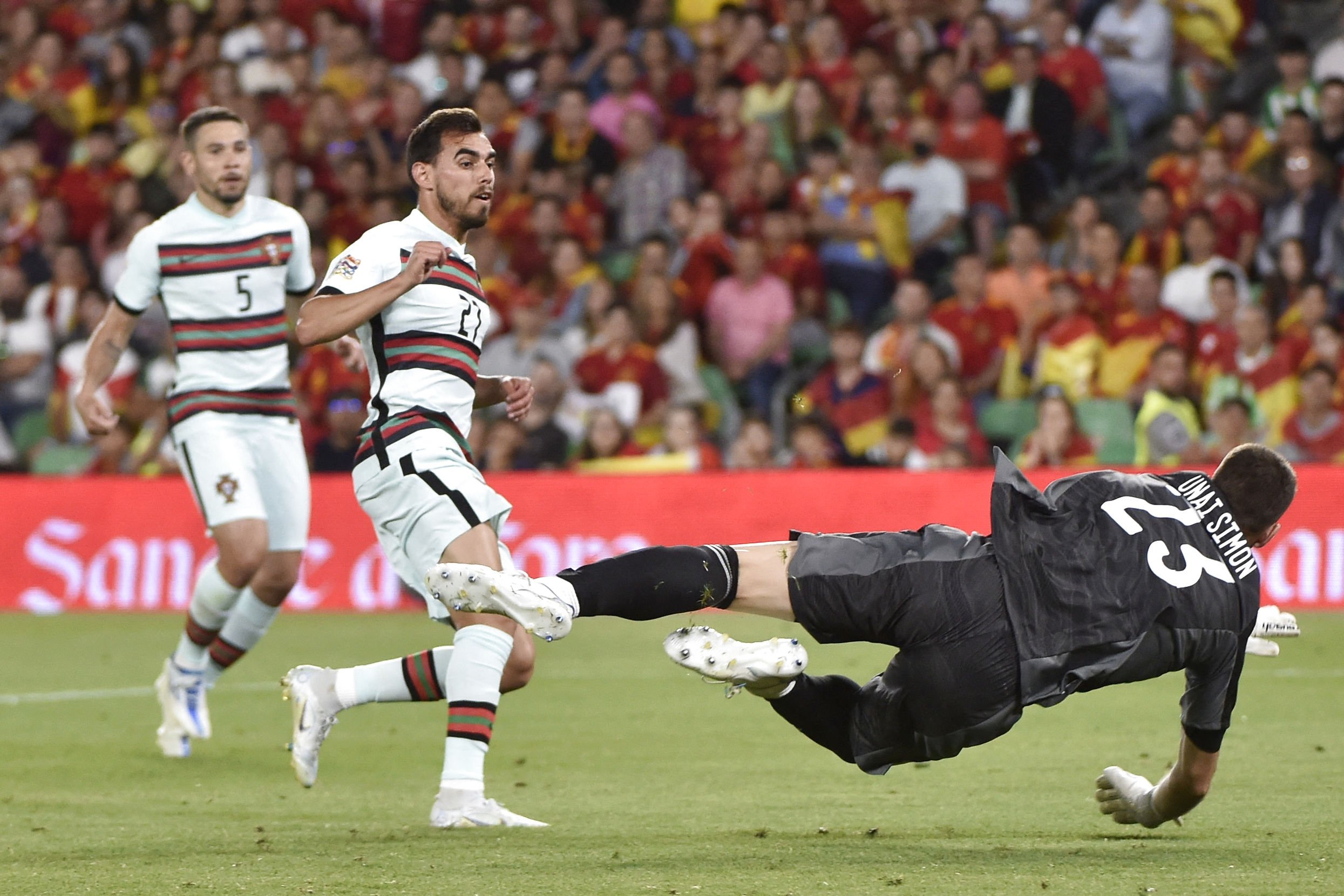 Spanien burde have vundet Nations League-åbneren mod Portugal, der udlignede i kampens slutning.