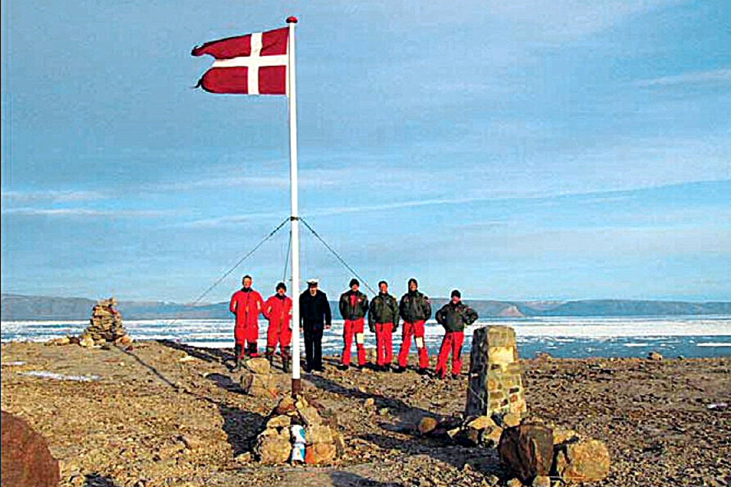 Hans Ø er en gold, lille ø, som ligger mellem Canada og Grønland og har symbolsk betydning for parterne.