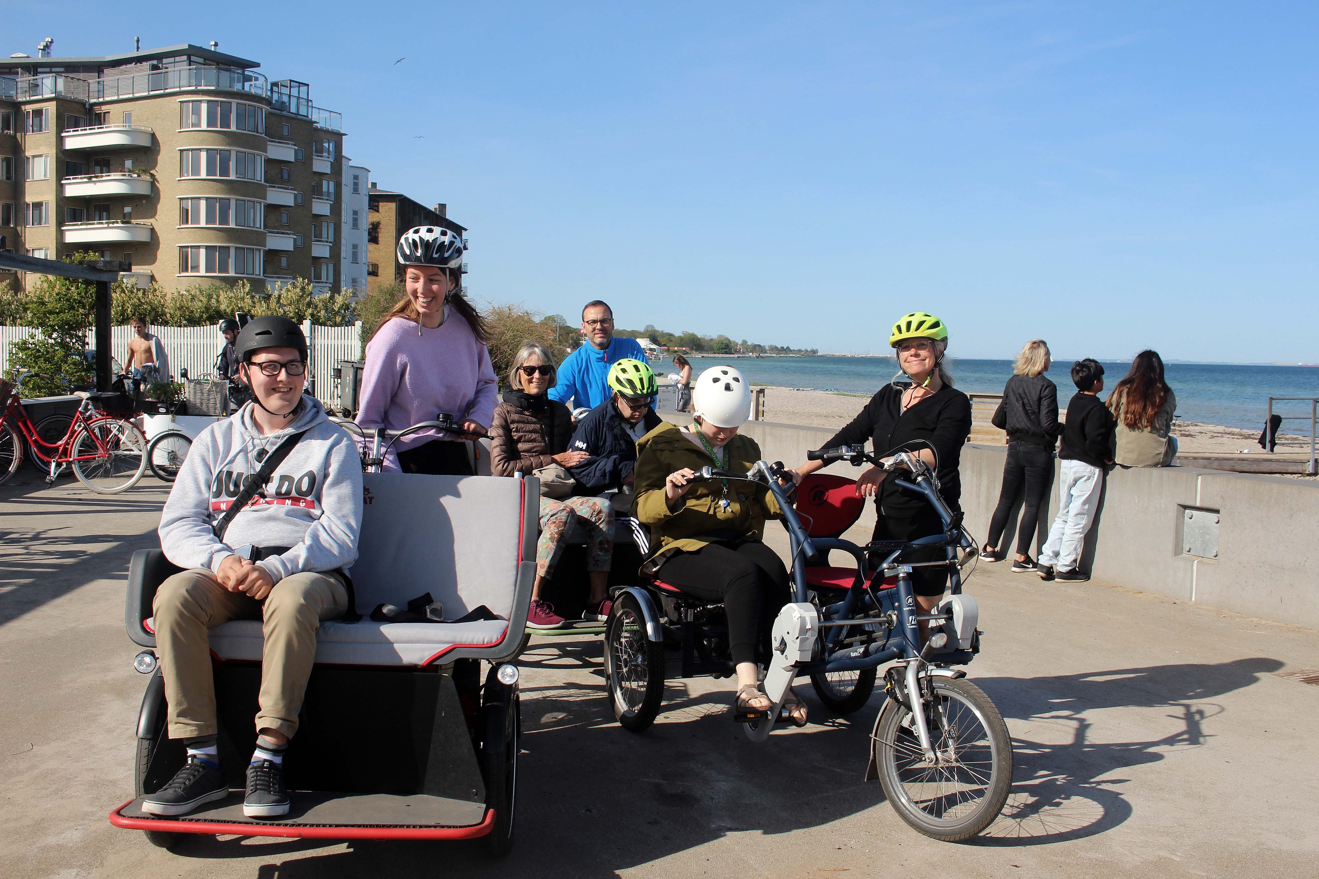 Et nyt frivilligprojekt startede i april i år op på Instituttet for Blinde og Svagsynede (IBOS), hvor frivillige og beboere har aktiviteter sammen. Villabyerne tog på tur med en gruppe til Hellerup Havn. Foto. Kathrine Albrechtsen