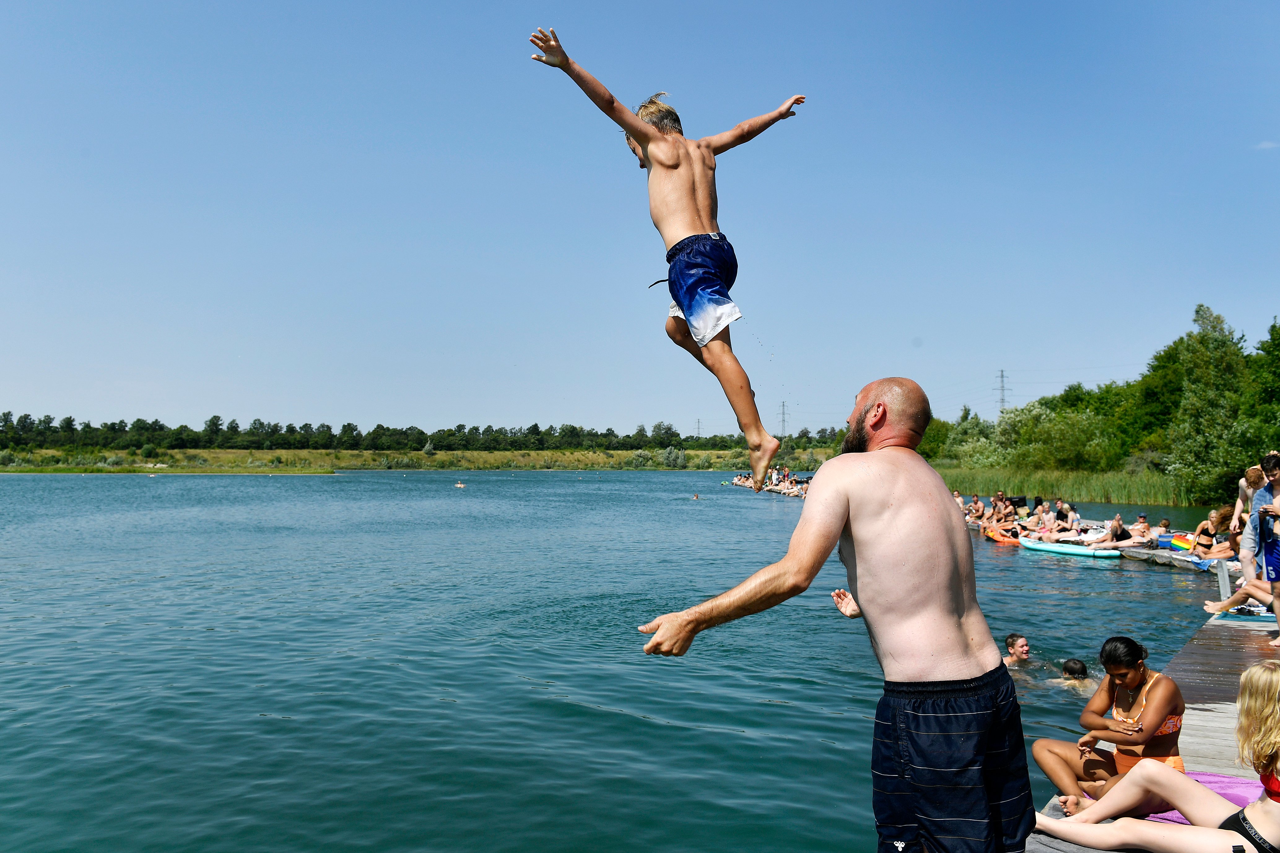 Der er masser af vandhunde, der bruger broen som badebro. Men det er skam slet ikke meningen, skriver Roskilde Kommune til moderen til den 17-årige, der blev fundet druknet ved broen.