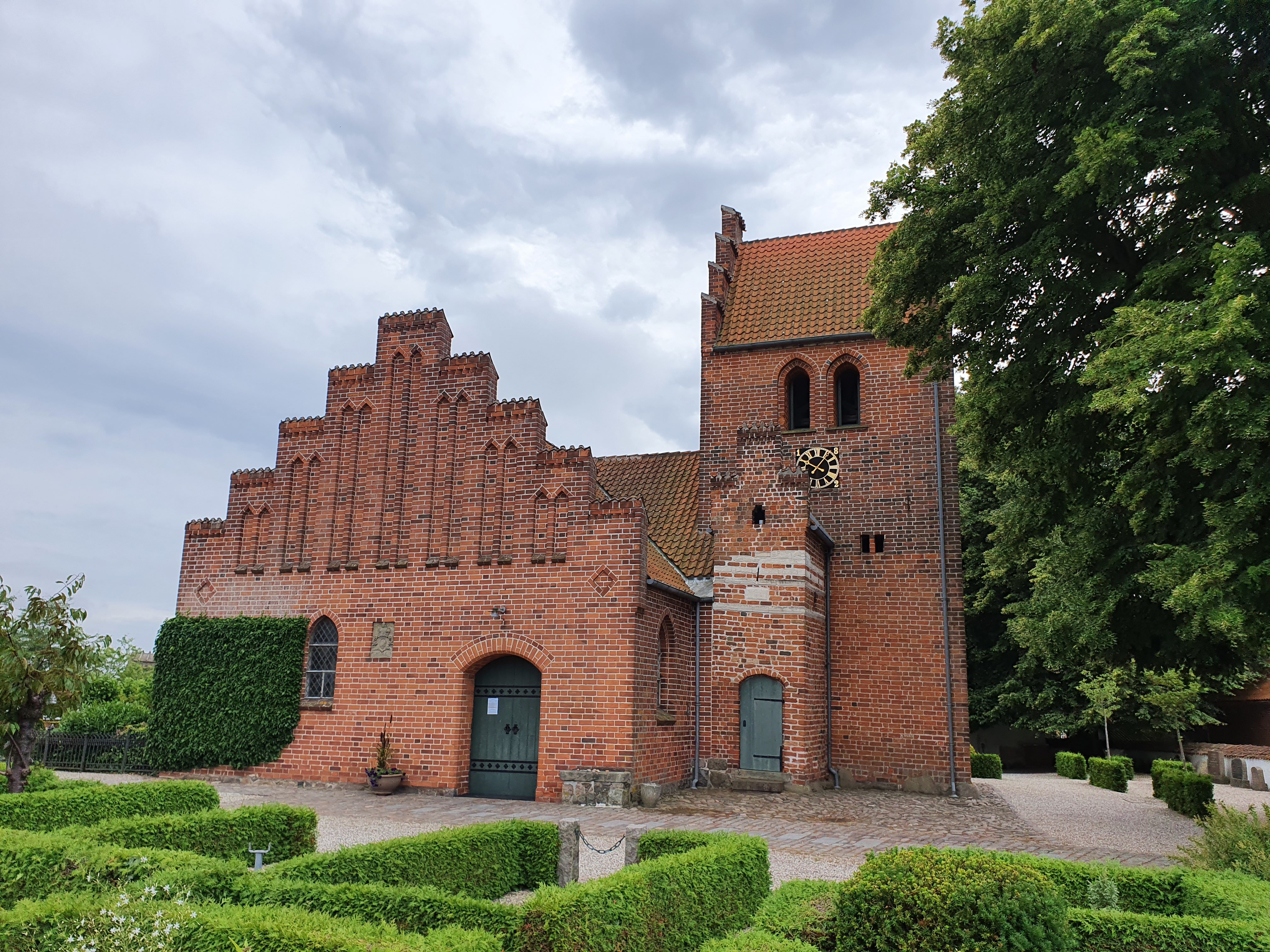 En større forekomst af skimmelsvamp og senere fundet af kalkmalerier har i mere end tre år været skyld i, at Ganløse Kirke har været lukket. Nu skal landsbyens beboere snart se frem til at bruge kirken igen.