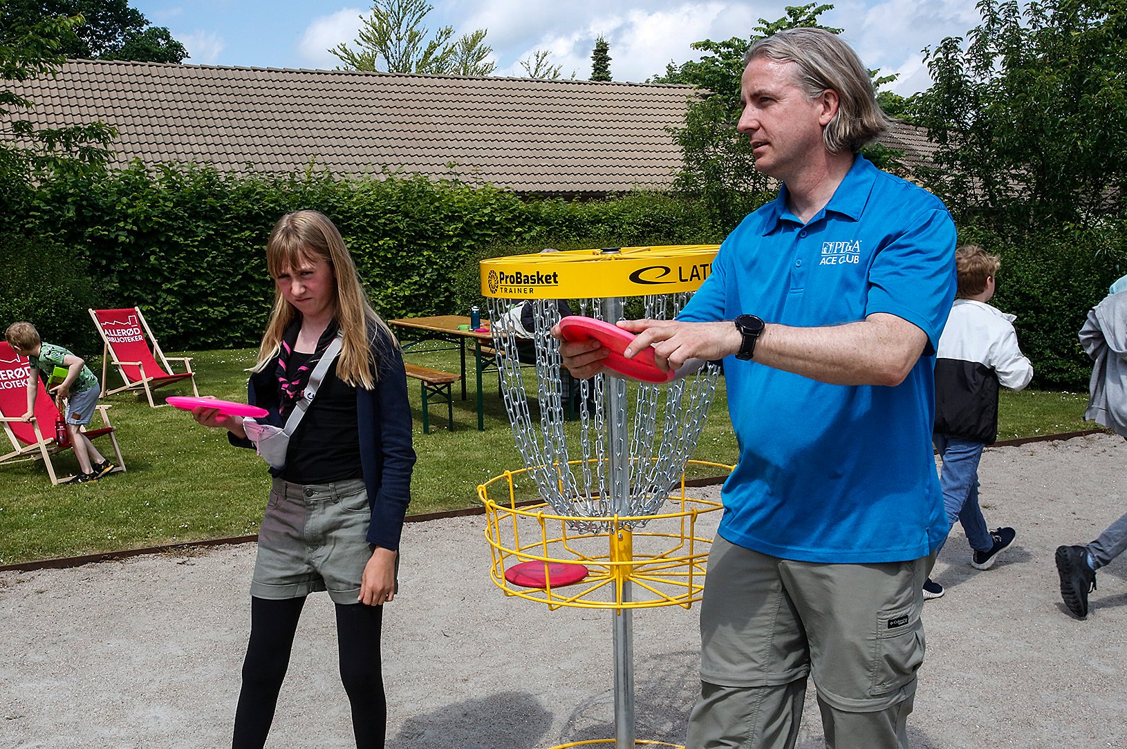 Jørgen Wancher demonstrerer discgolf-teknik under det hedengangne Allerød Folkemøde. I dag spiller Allerød Disc Golf Klub på en ni hullers bane på Ravnsholt Overdrev, men drømmen er en 18 hullers bane.