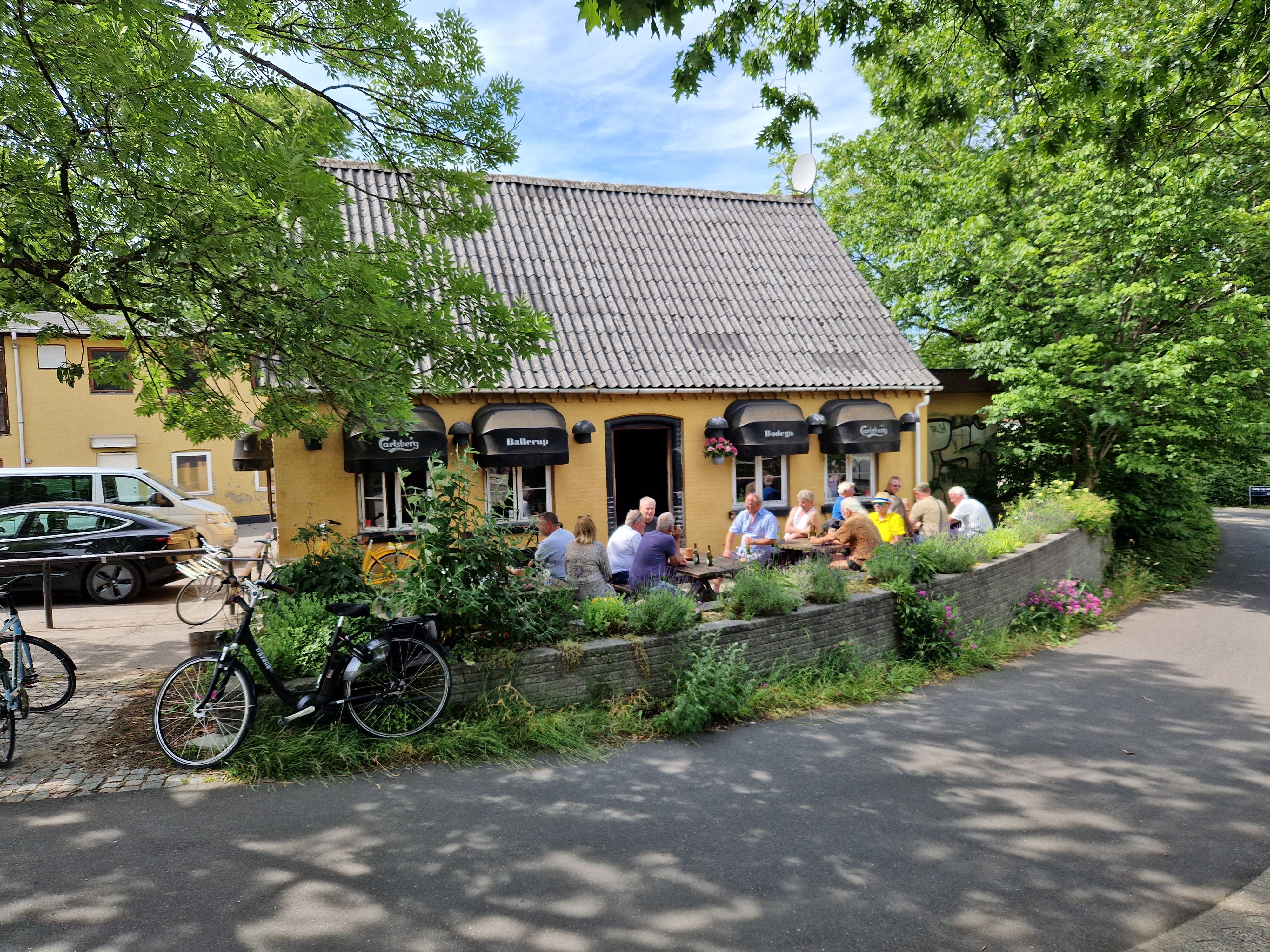 Afskedsfesten var i høj grad også rykket udenfor  i det gode vejr, da Ballerup Bodega havde åbnet for sidste gang torsdag.