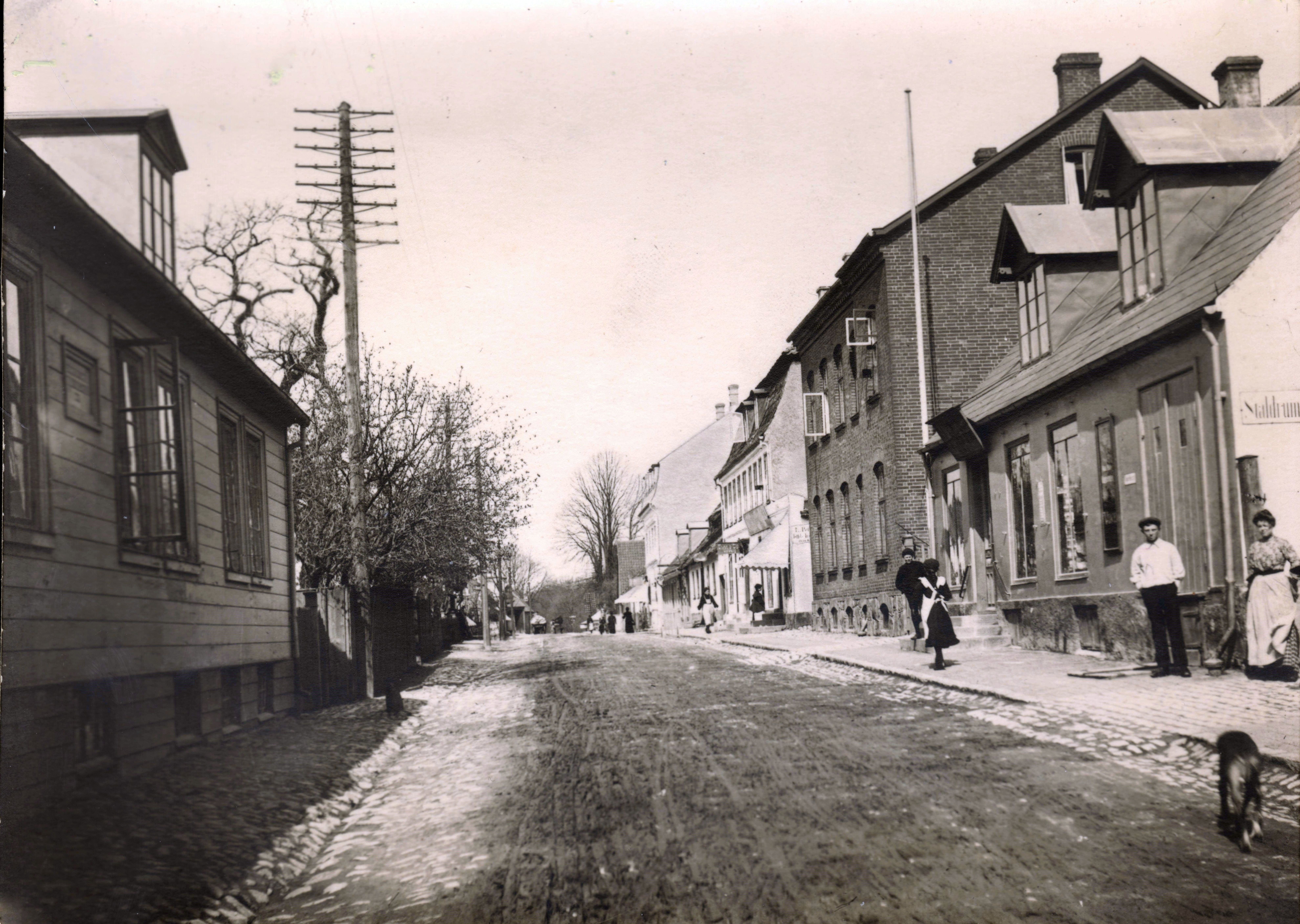Til højre ses den bygning, hvor tøjbutikken Franci ligger i dag. Billedet er fra årene 1903-1905. I billedets venstre side ligger den gamle Neppes gård, der blev revet ned, hvorefter Hegels Minde blev opført lidt trukket tilbage fra Jernbanegade.