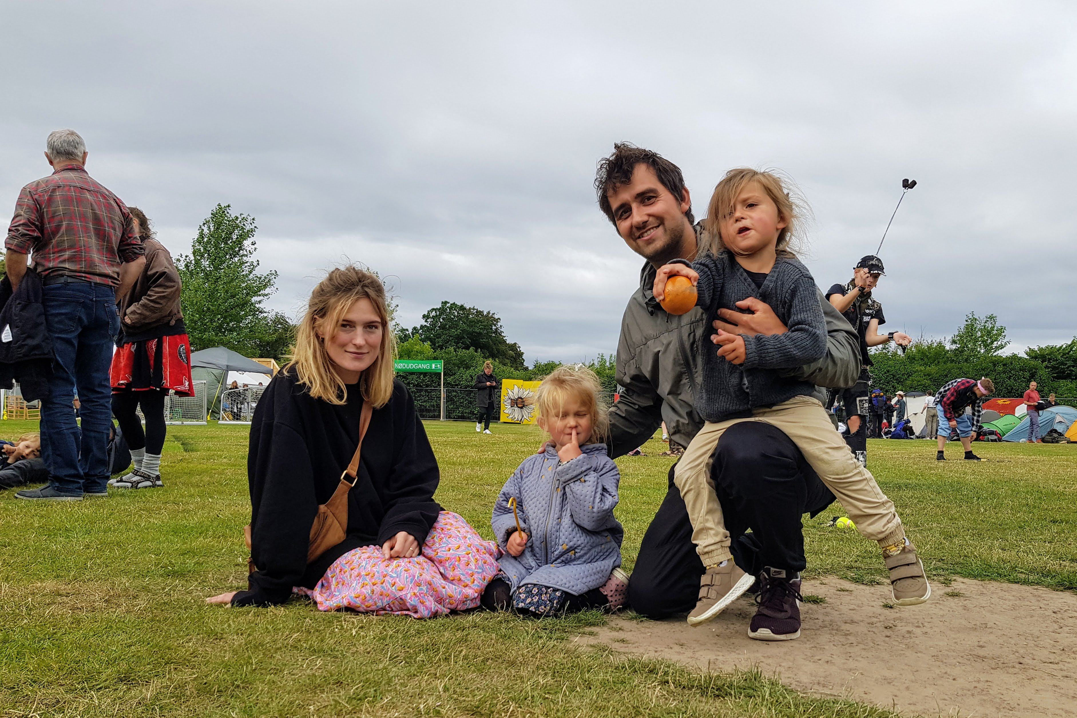 Jeppe Chistensen er fast gæst på Nakke Festival. I år har han taget sin kone Kia Kongsrud og deres to børn Esaja på 3 år og Elia på 4 år med. Foto: Pipaluk Balslev