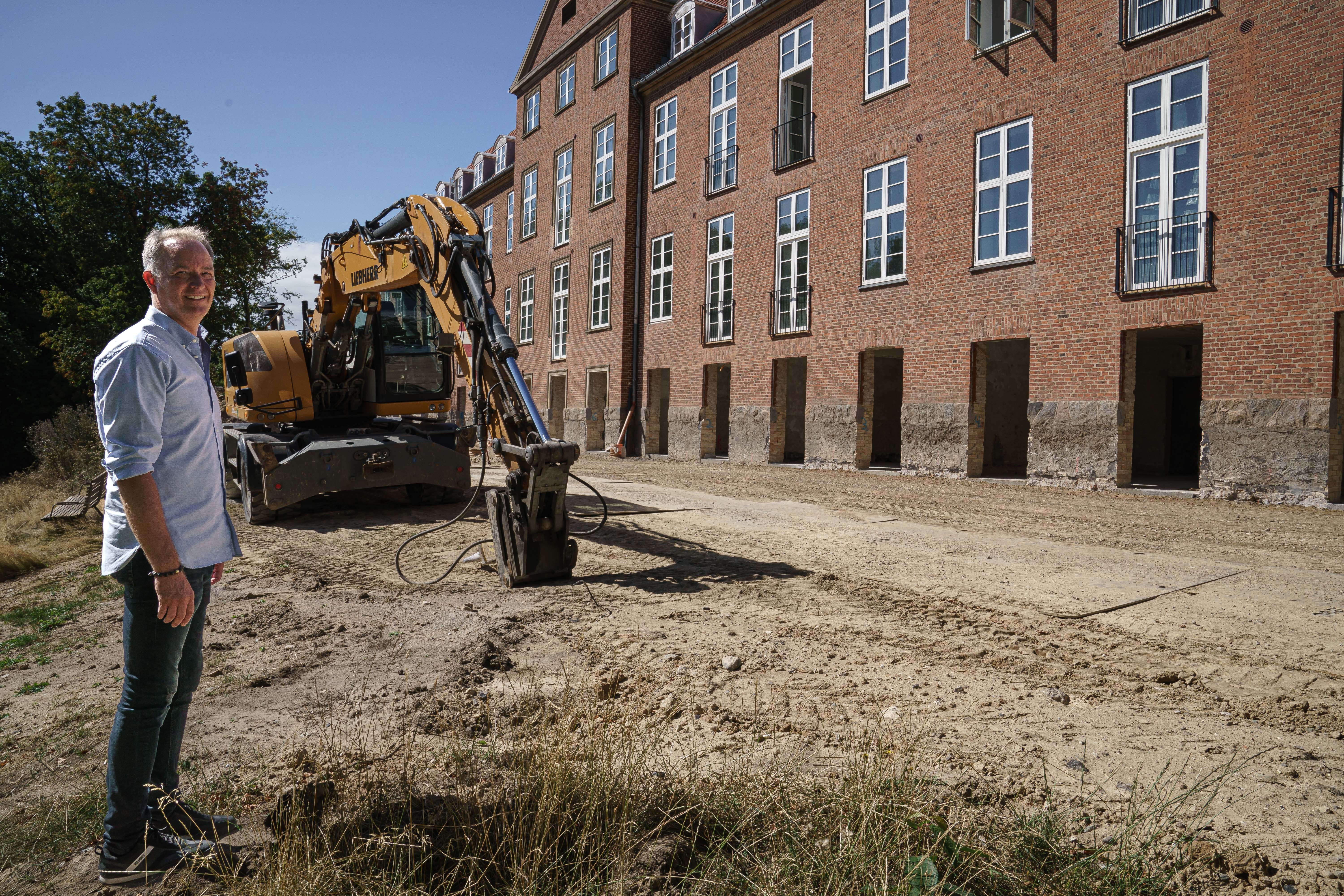 Brian Vidtøft Nielsen fotograferet i 2022 foran det tidligere Kalundborg Sygehus, hvor 42 nye lejligheder skulle indrettes. Det er det, som kaldes Nørrepark. - Mie Neel Brian Vidtøft Nielsen fotograferet i 2022 foran det tidligere Kalundborg Sygehus, hvor 42 nye lejligheder skulle indrettes. Det er det, som kaldes Nørrepark.