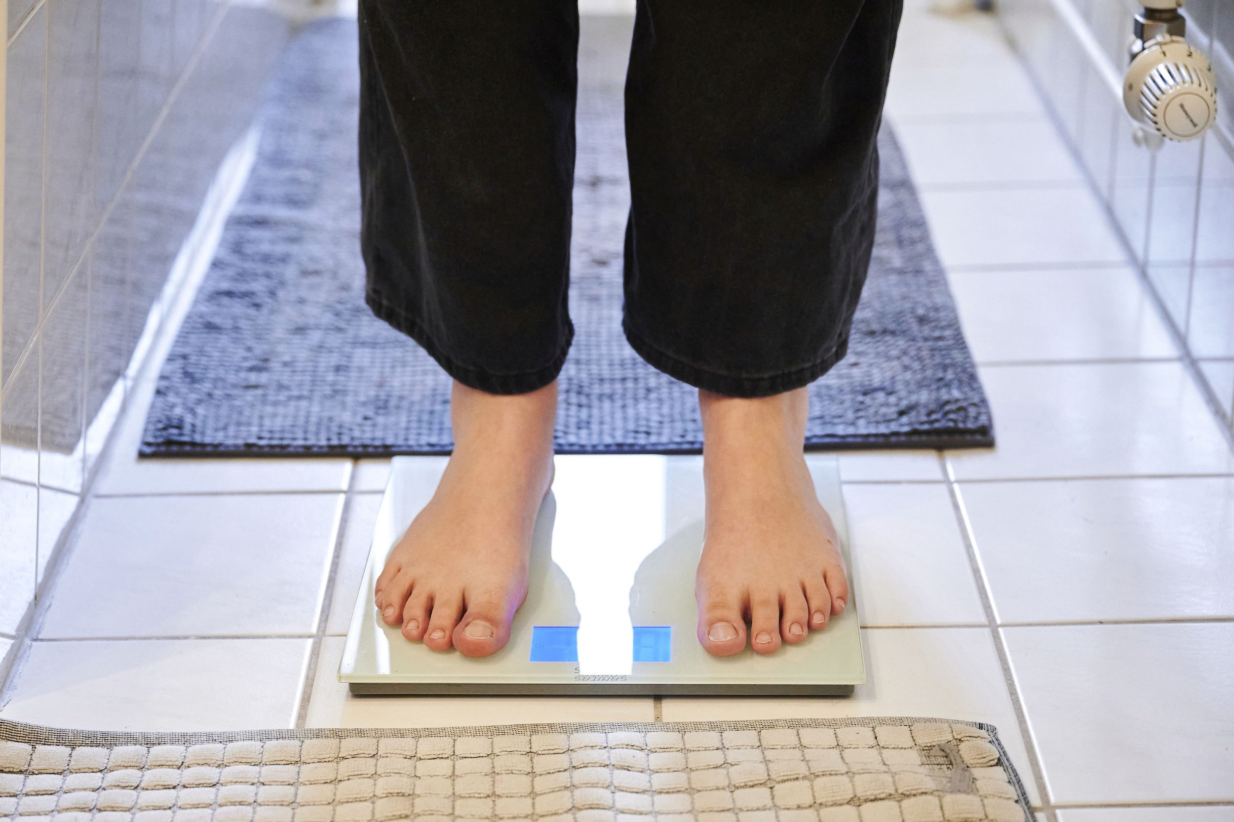 På 34 år er voksne mænd blevet 2,8 centimeter højere og 9,4 kilo tungere. For kvinder er det 1,6 og 9,1.