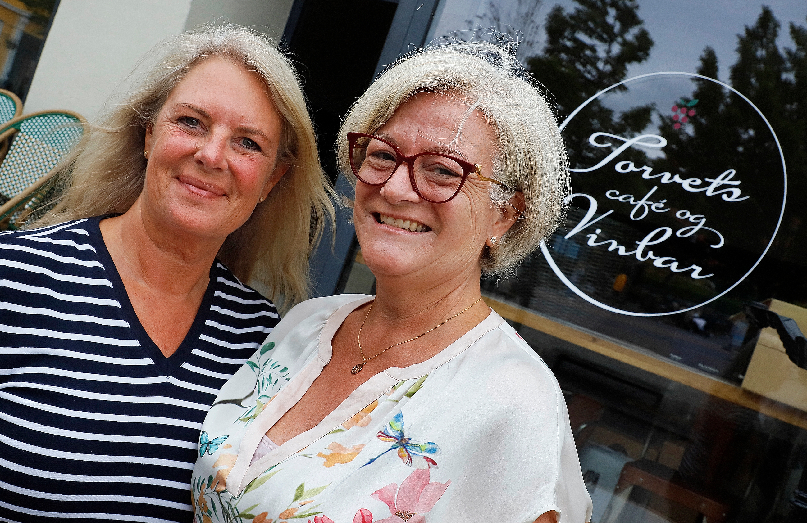 Jeanett og Gitte står bag vinbaren på Torvet. - Allan Nørregaard (arkiv) Jeanett og Gitte står bag vinbaren på Torvet.