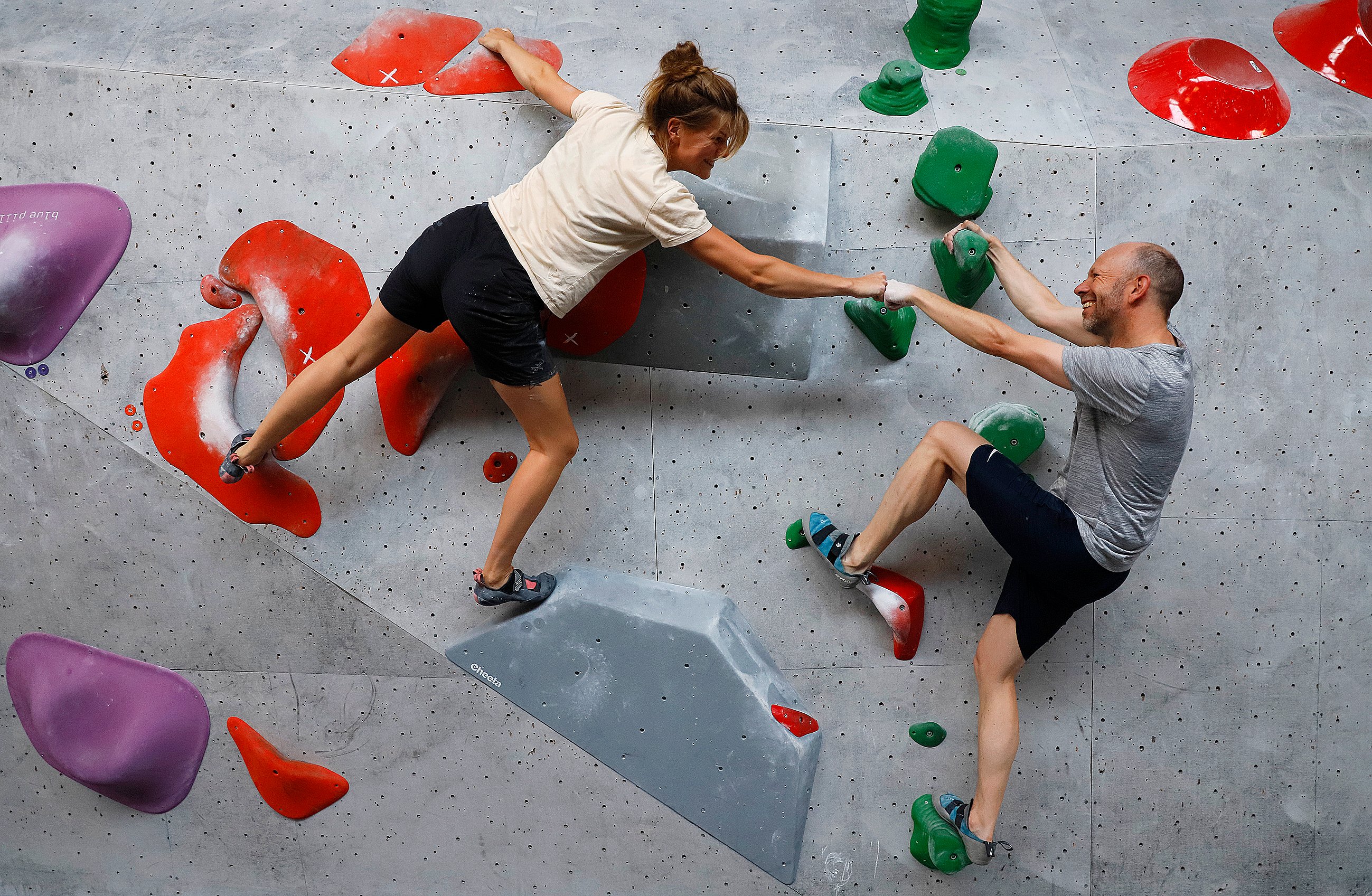 Bouldering er klatring, der appelerer til alle uanset alder og fysisk form. OPLEVs udsendte prøvede sporten af - med stor begejstring.