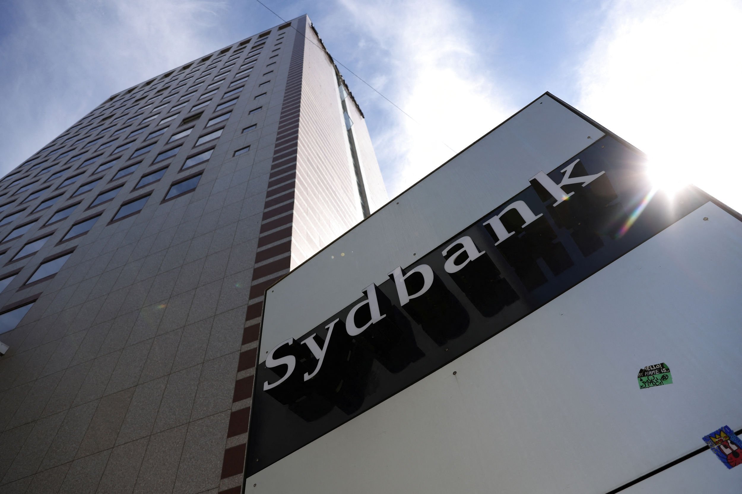 Sydbank øger sin indtjening i første halvår og forventer vækst i dansk økonomi i anden halvdel.