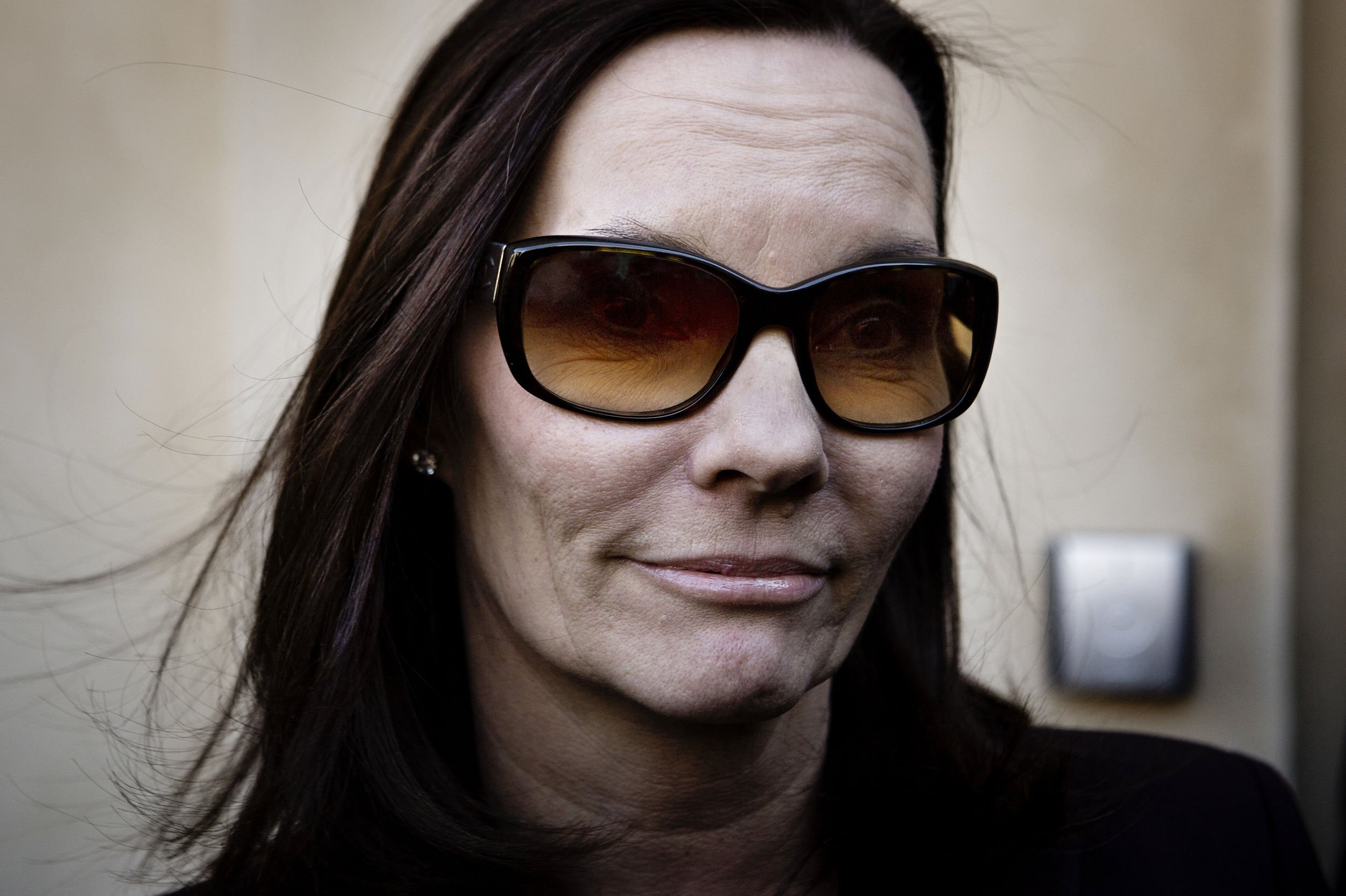 Janni Spies blev som ung direktør i Spies Rejser, da hendes mand, rejsekongen Simon Spies, som nu er i modvind, døde. Mandag den 19. september fylder hun 60 år.