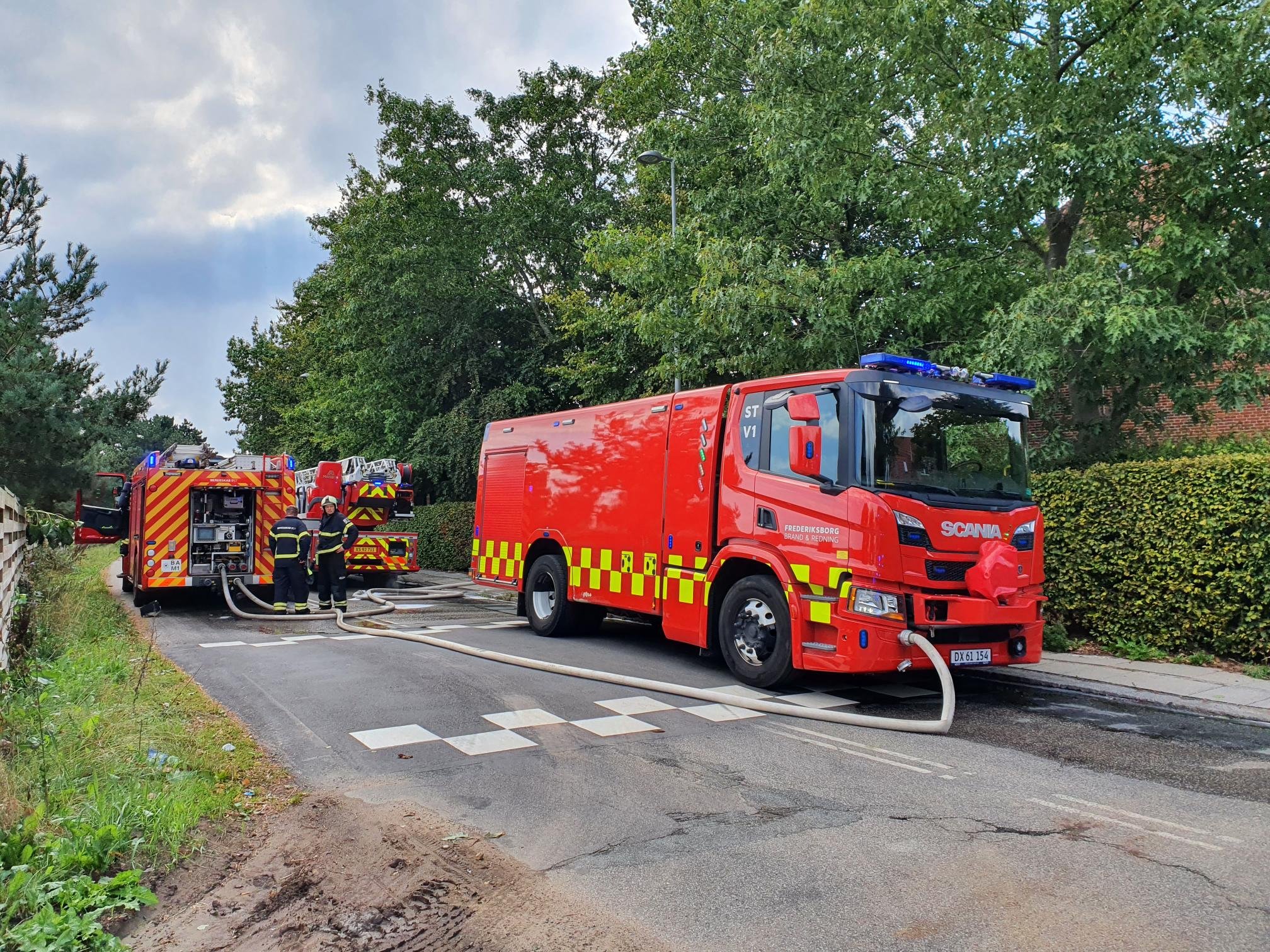 Fredagens tagbrand på Ganløse Skole har skadet fire klasselokaler i indskolingsbygningen, så i denne uge er der fundet midlertidige løsninger for skolens fire 0. og 1. klasser. Foto: Annemette Jensen