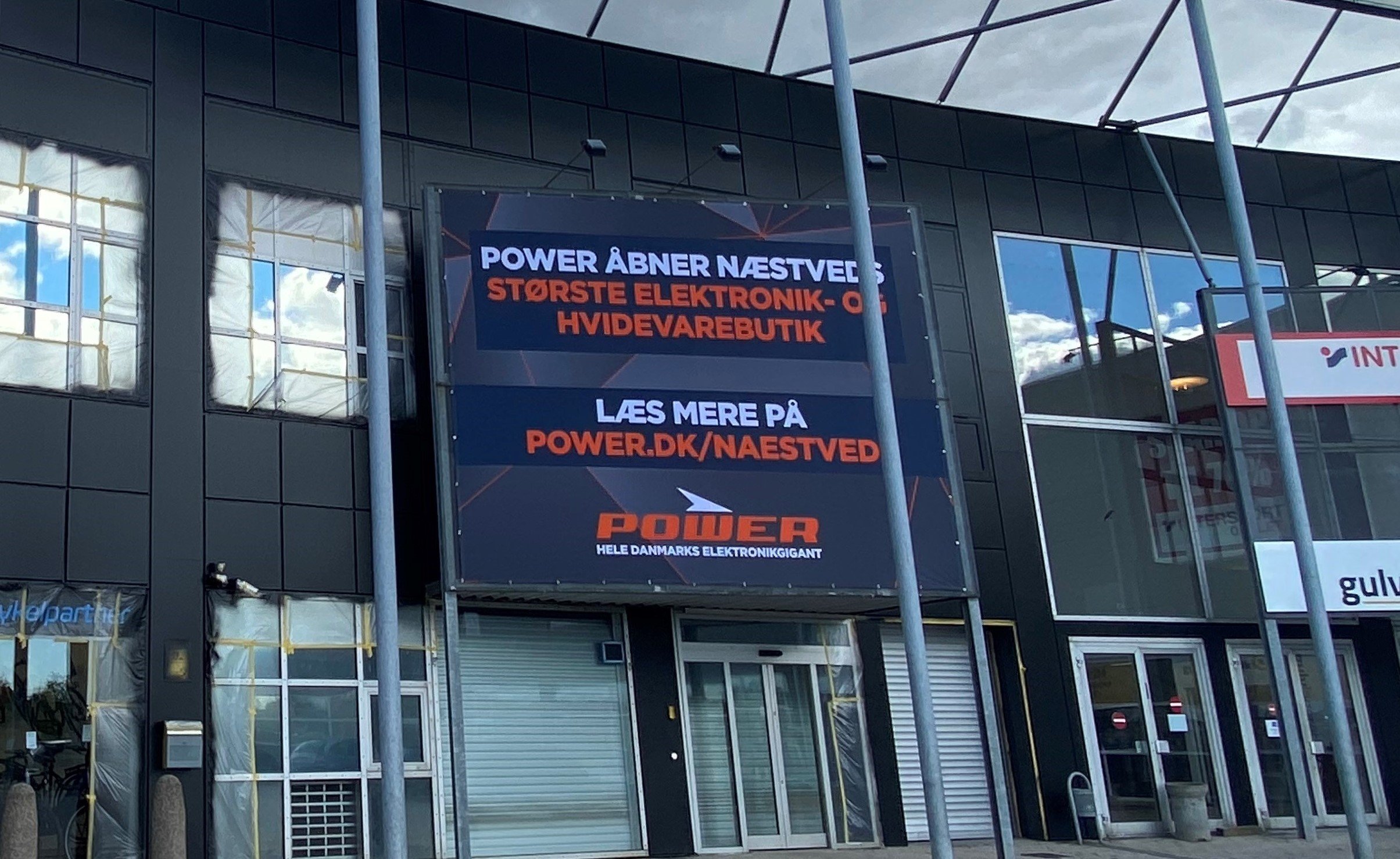 Power har sat banner op og åbner i starten af det nye år i Næstved Megacenter. Foto: Helle Hansen