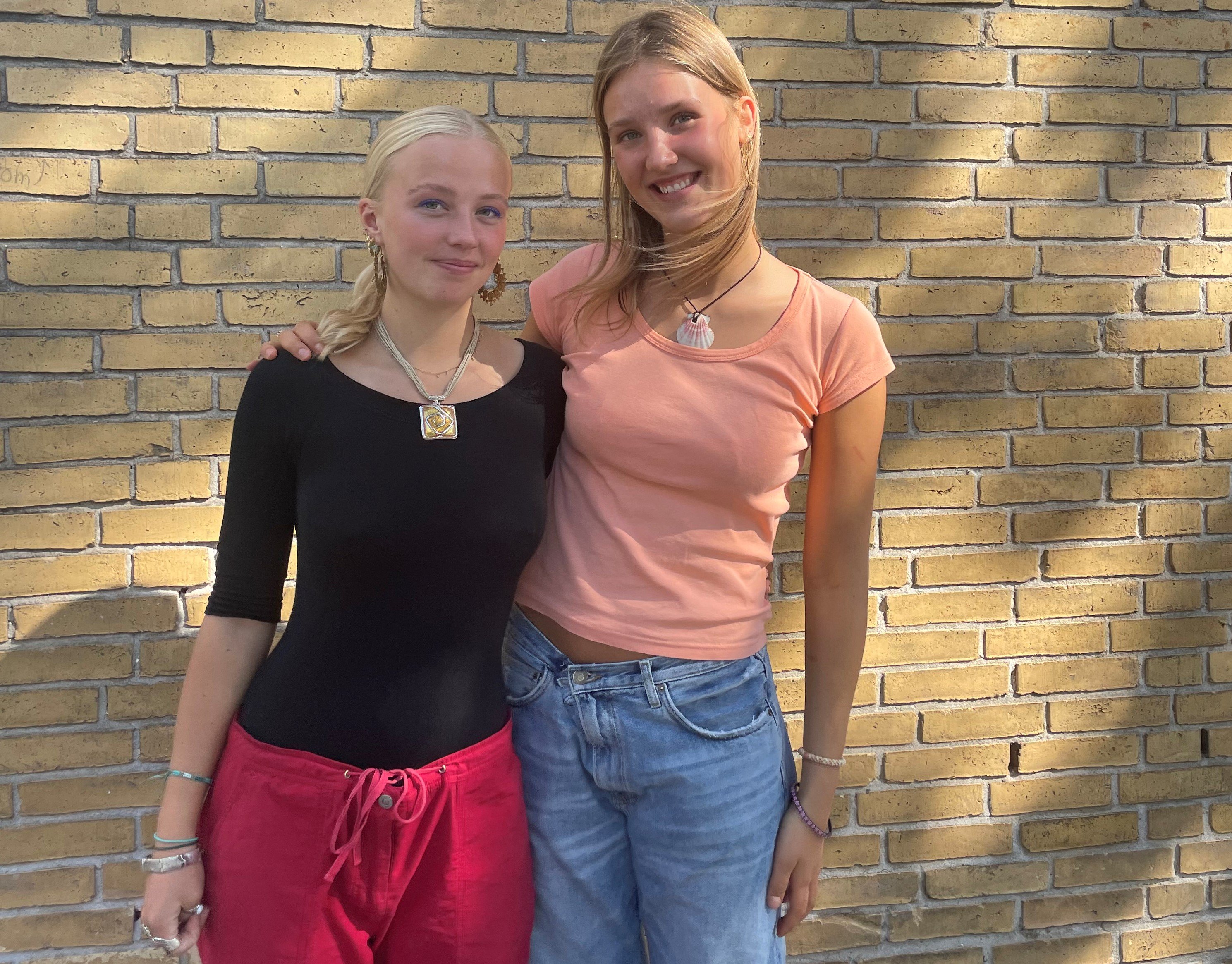 Lea Oxholm og Rebecca Nielskov fra 2.g på Birkerød Gymnasium syntes, at byen savnede et loppemarked. Nu har de lavet et af slagsen. Premieren er på søndag.