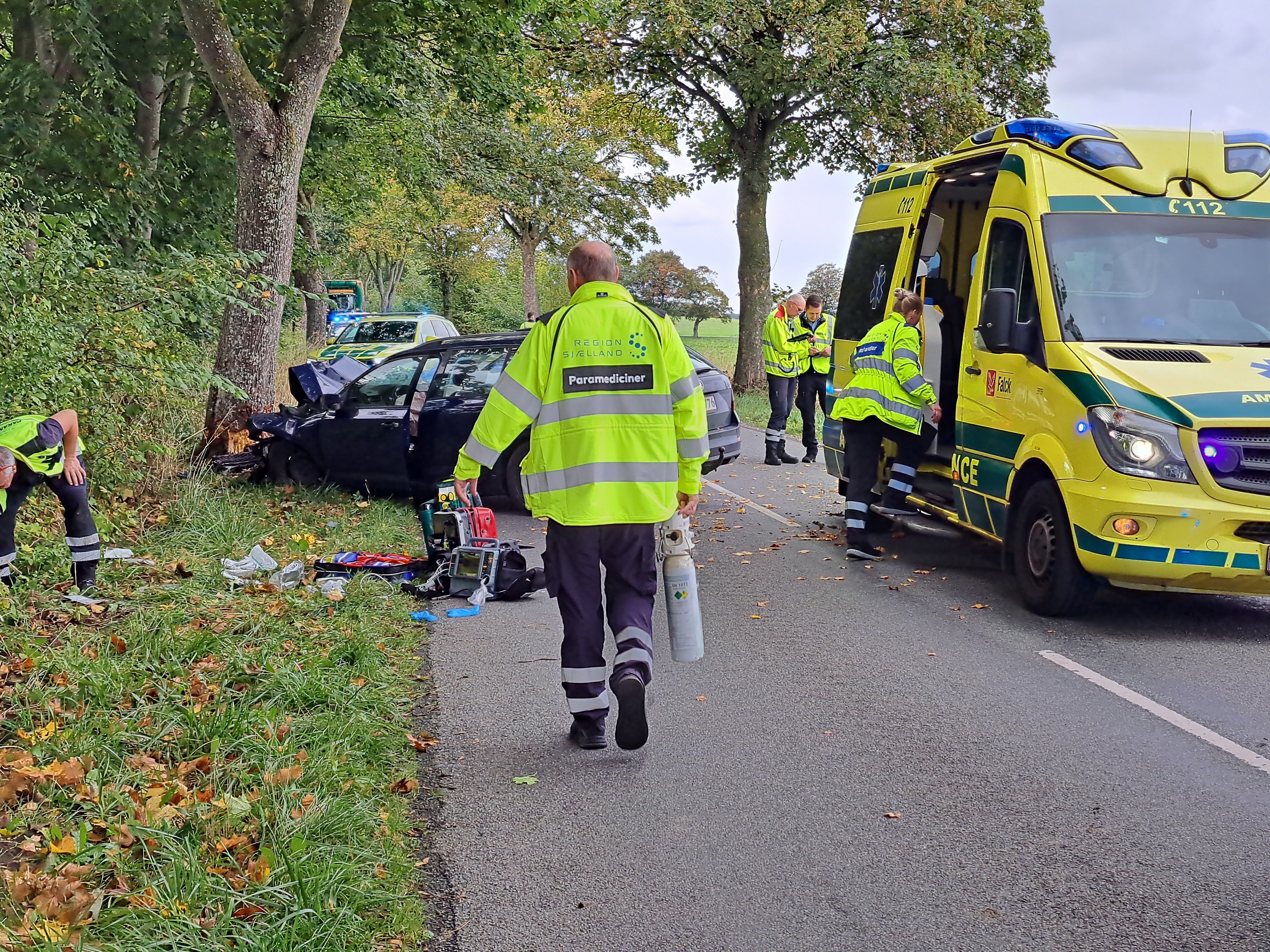 Påvirket af lattergas bragede den 31-årige kvinde ind i et vejtræ. Hendes tre-årige datter blev slemt kvæstet ved ulykken.