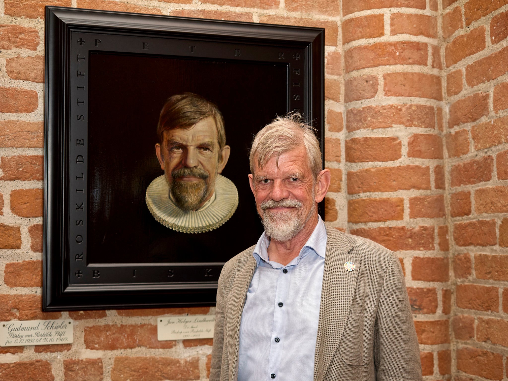 To gange Peter Fischer-Møller. Forrest den levende og bagerst Thomas Kluges portræt, som nu hænger sammen med stiftets øvrige tidligere biskopper i Roskilde Domkirke.