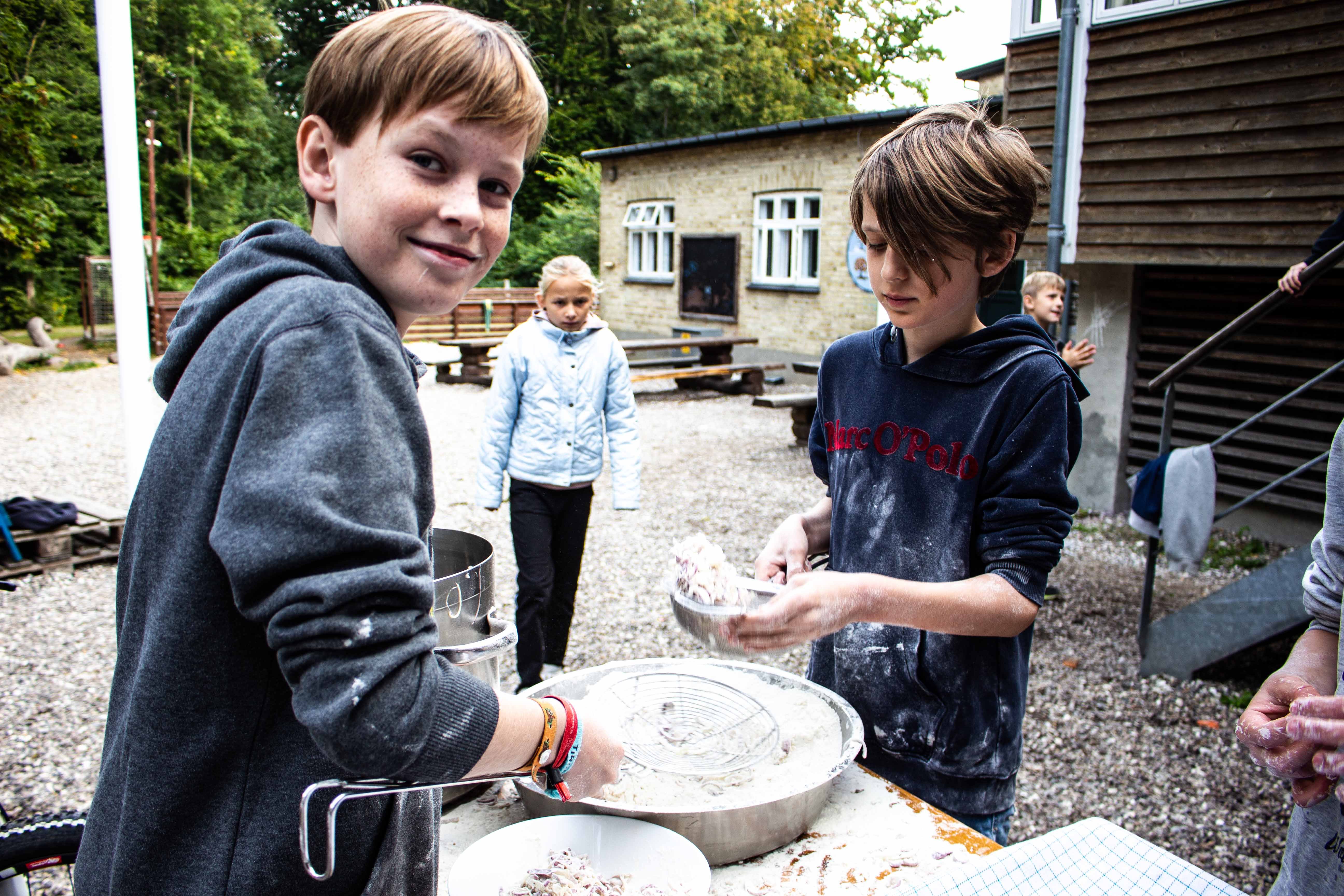 Eleverne på Slotsparkens Friskole i Jægerspris har haft en anderledes skoleuge, hvor alt har stået i høstens tegn