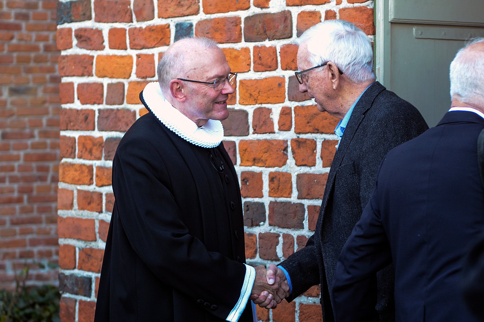 Anders Gadegaard glæder sig til at lære menneskene i de to sogne at kende. Her hilser han på et af sognebørnene ved indsættelsen i Stenløse Kirke. Foto: Kenn Thomsen