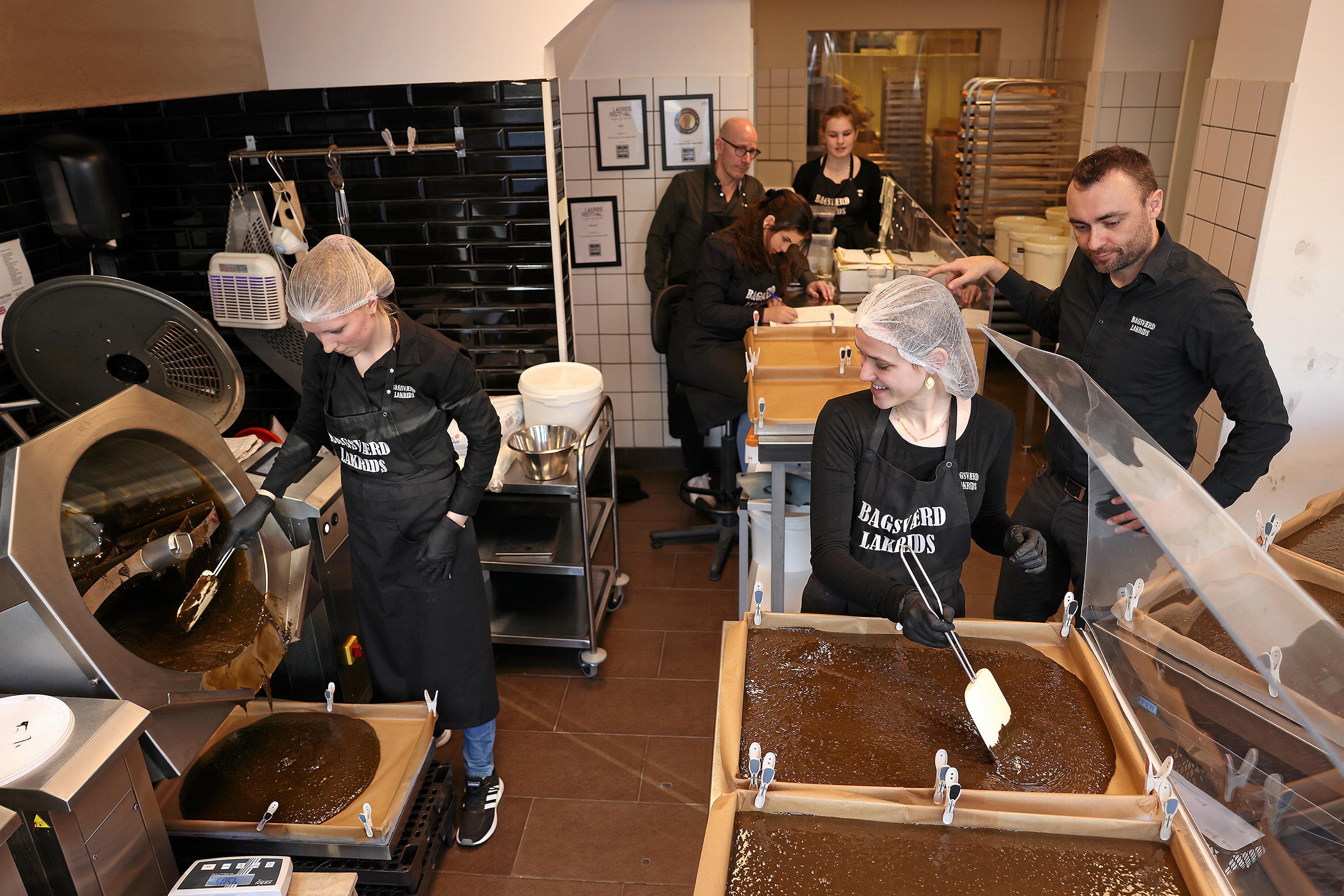Produktion af lakridskaramel hos Bagsværd Lakrids. Direktør Morten Kornbech ses længst til højre. Foto: Jacob Thesander