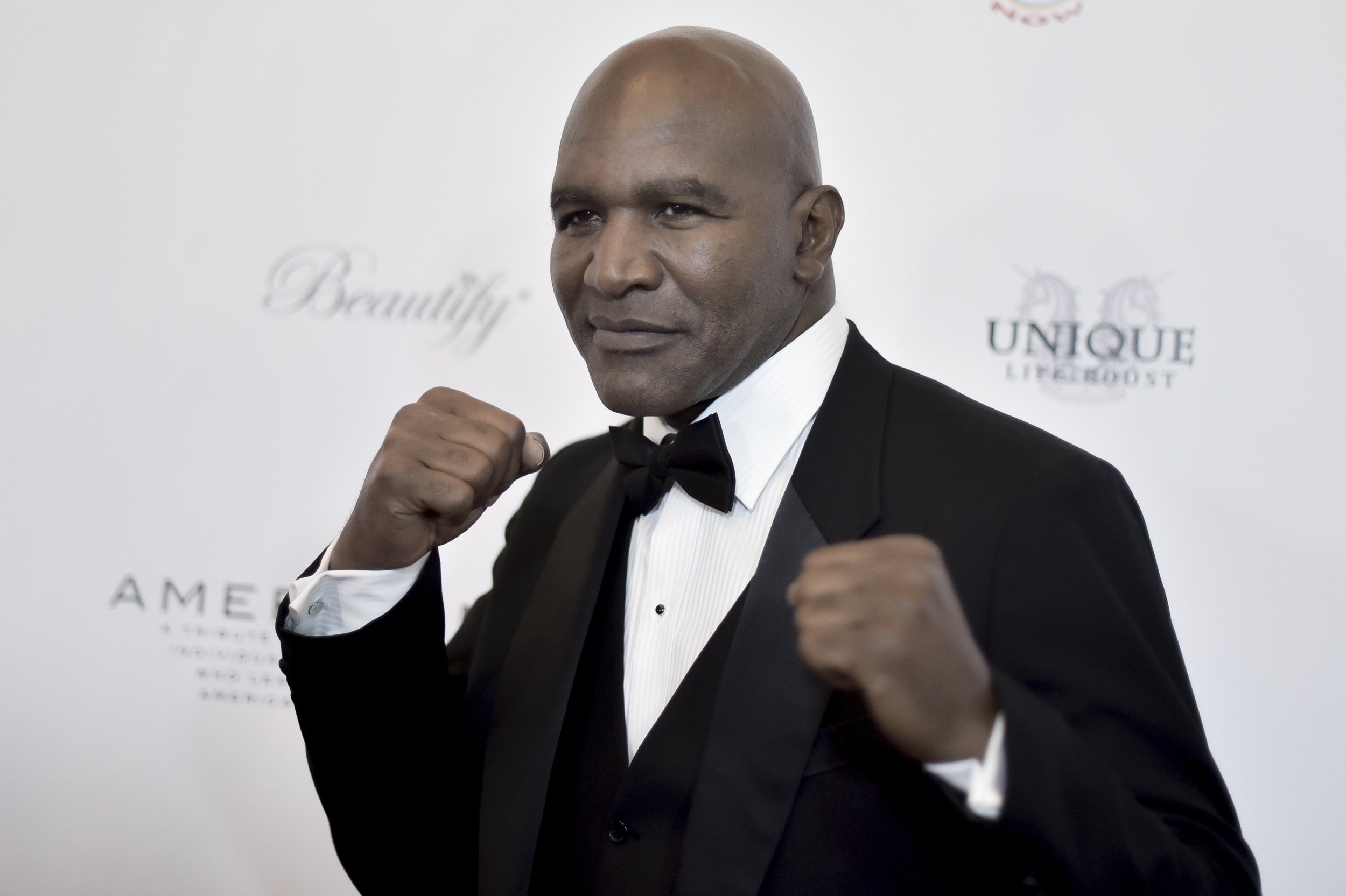 Evander Holyfield har forsøgt et comeback i en showkamp. Trump var kommentator, så opmærksomheden var hjemme. Det gik skidt for Holyfield, der nu fylder 60.