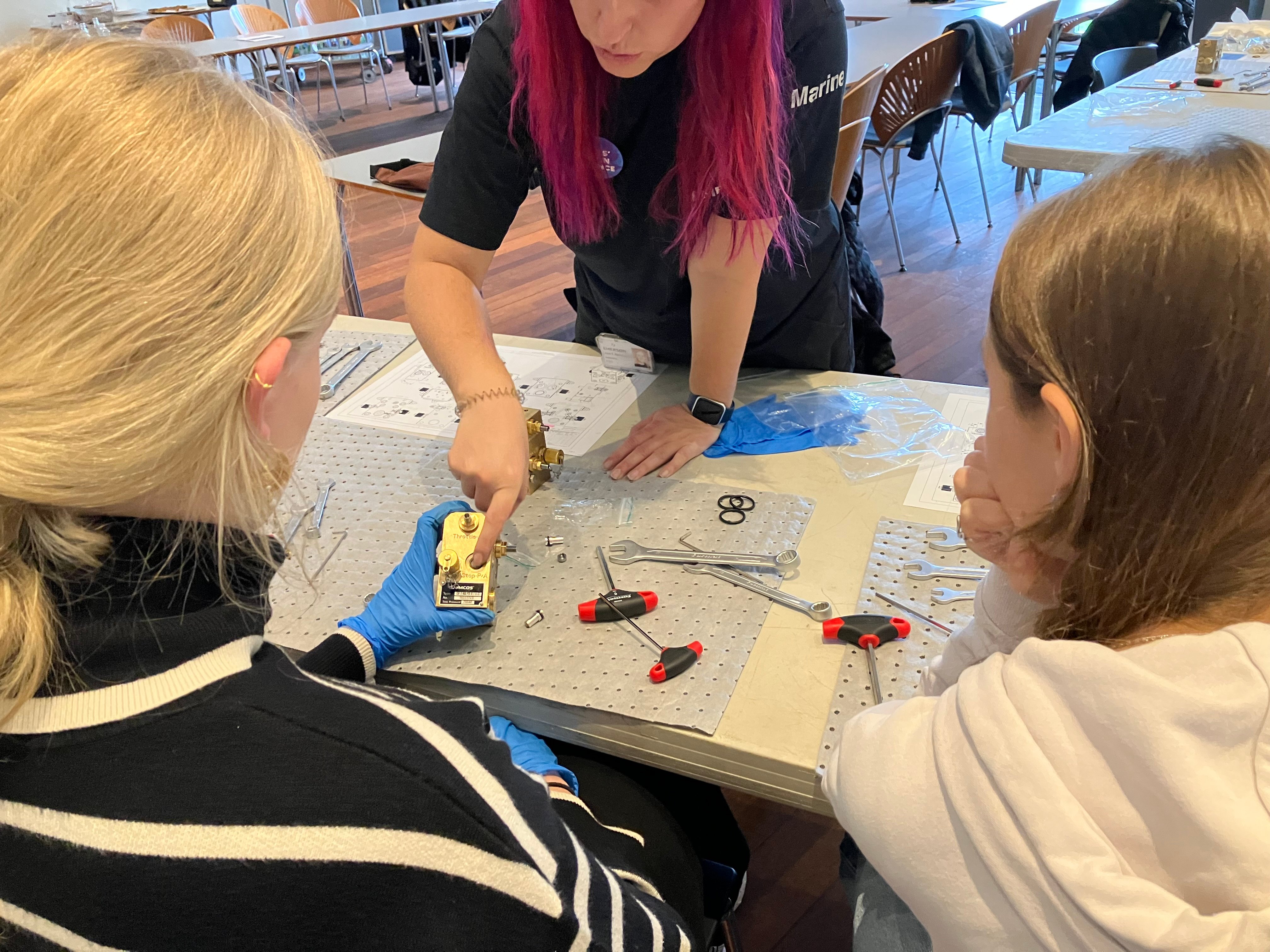 Så skal der samles komponenter. Emerson på Åderupvej deltog onsdag i Girls Day in Science. Privatfoto
