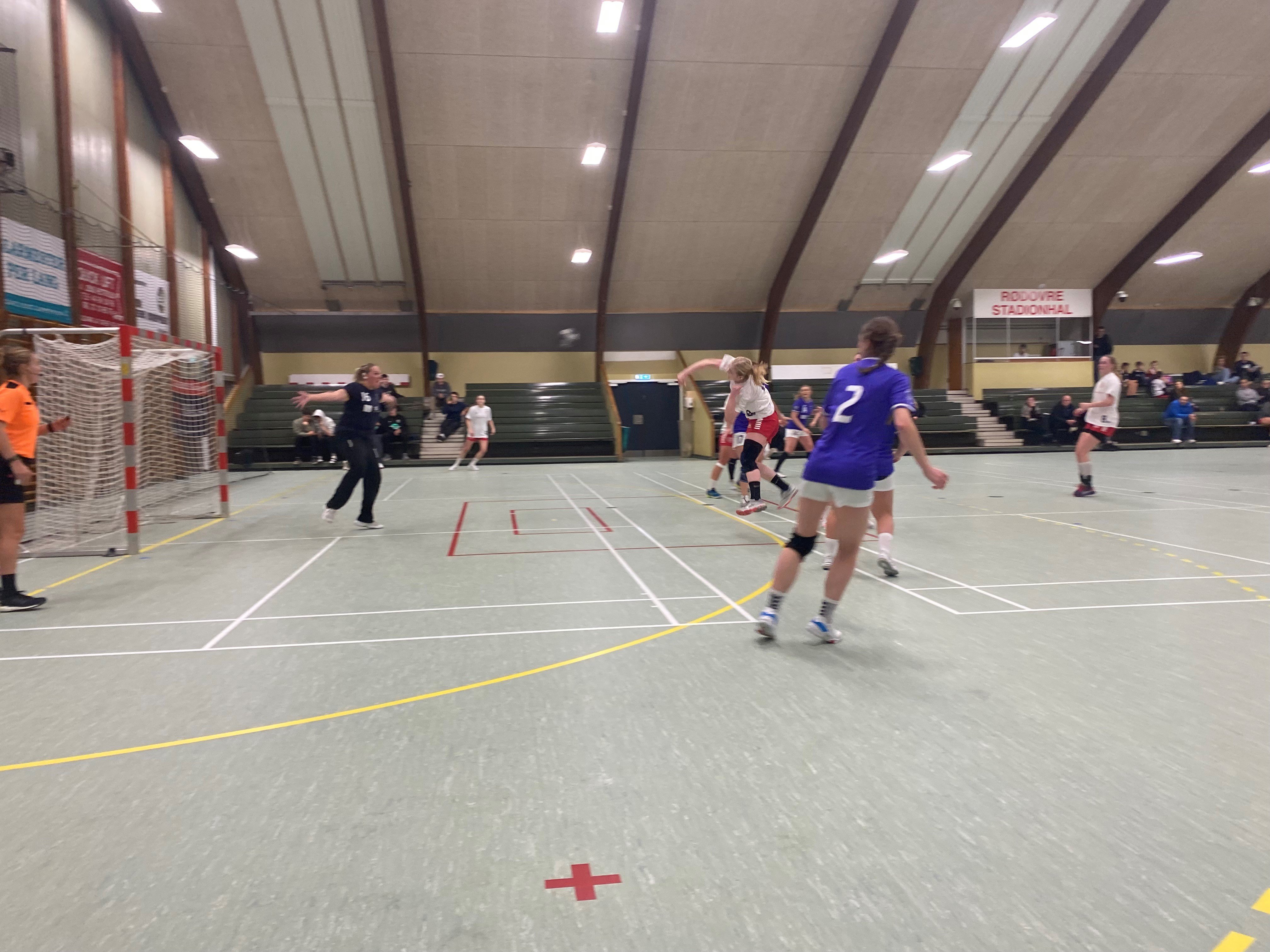 Rødovres 2.divisionsdamer matchede næsten herrernes resultat på 34-23, men manglende til slut et mål. Det havde dog kun kosmetisk betydning, da holdet alligevel vandt med 33-23 over Ydun.