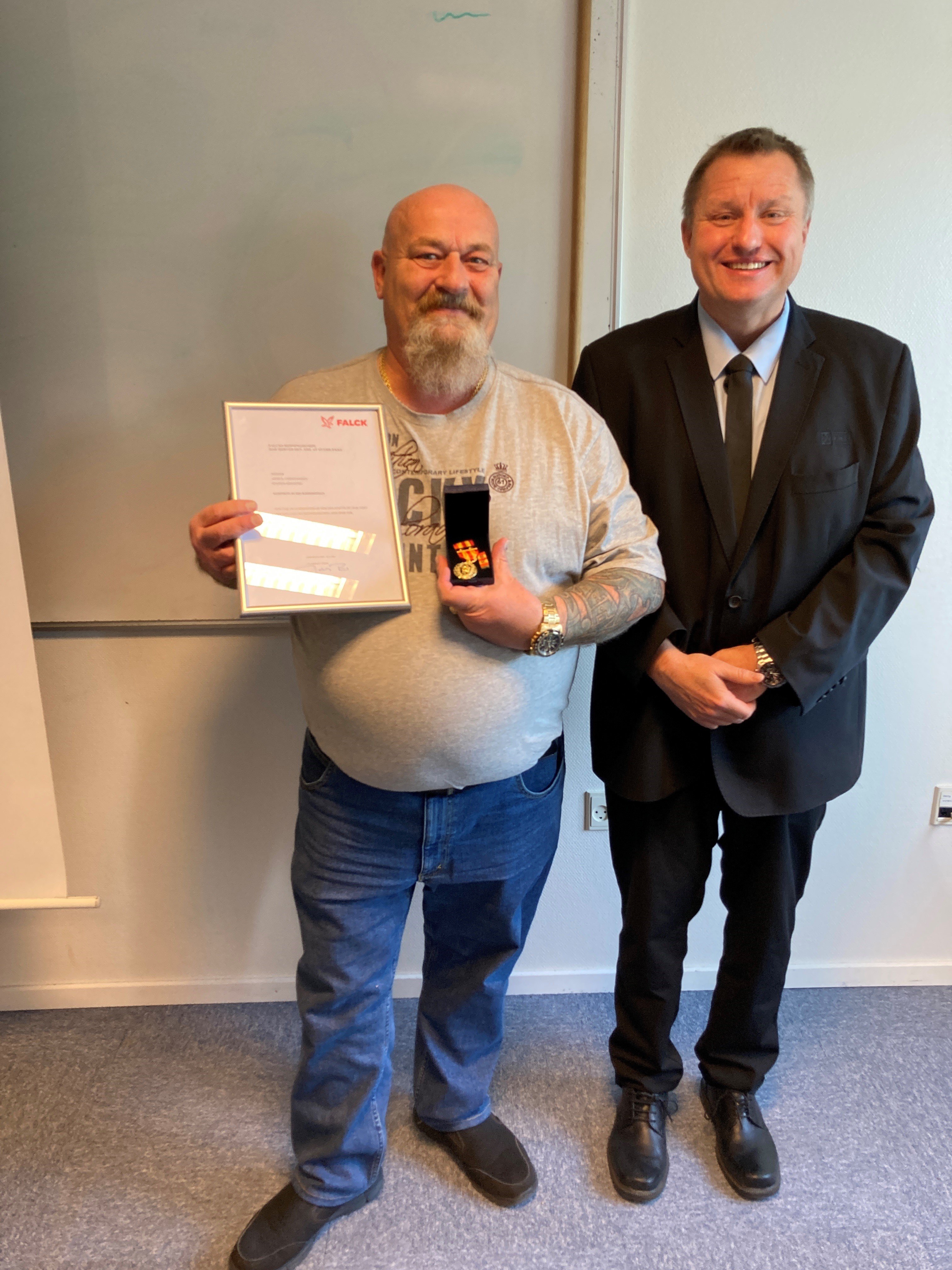 Til venstre ses Arne Christiansen og til højre områdeleder i Falck Sjælland Kim Iversen. Pr-foto