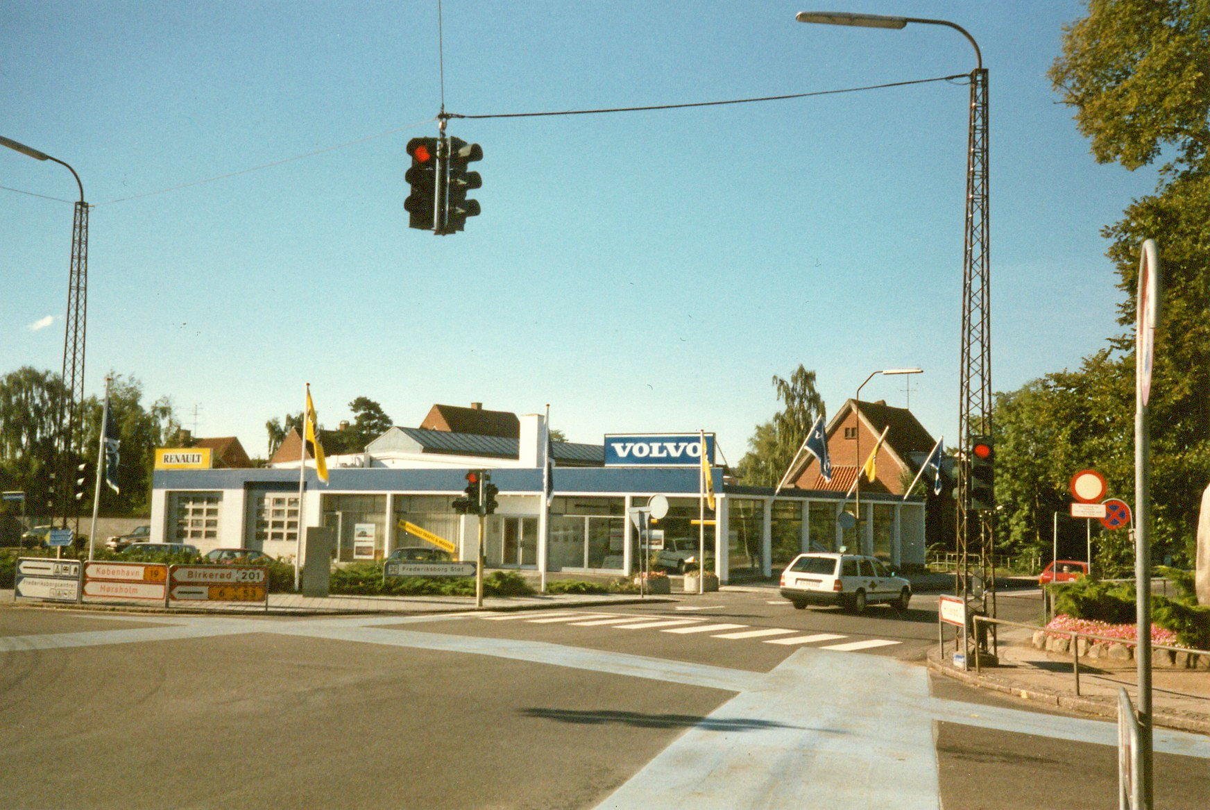 Ejendommen har ændret udtryk gennem tiden. Det er ukendt, hvornår og af hvem dette billede er taget. Det er dog fra efter 1970, og bygningen ser i højere grad ud, som den gør i dag. Foto: Lokalhistorisk Arkiv