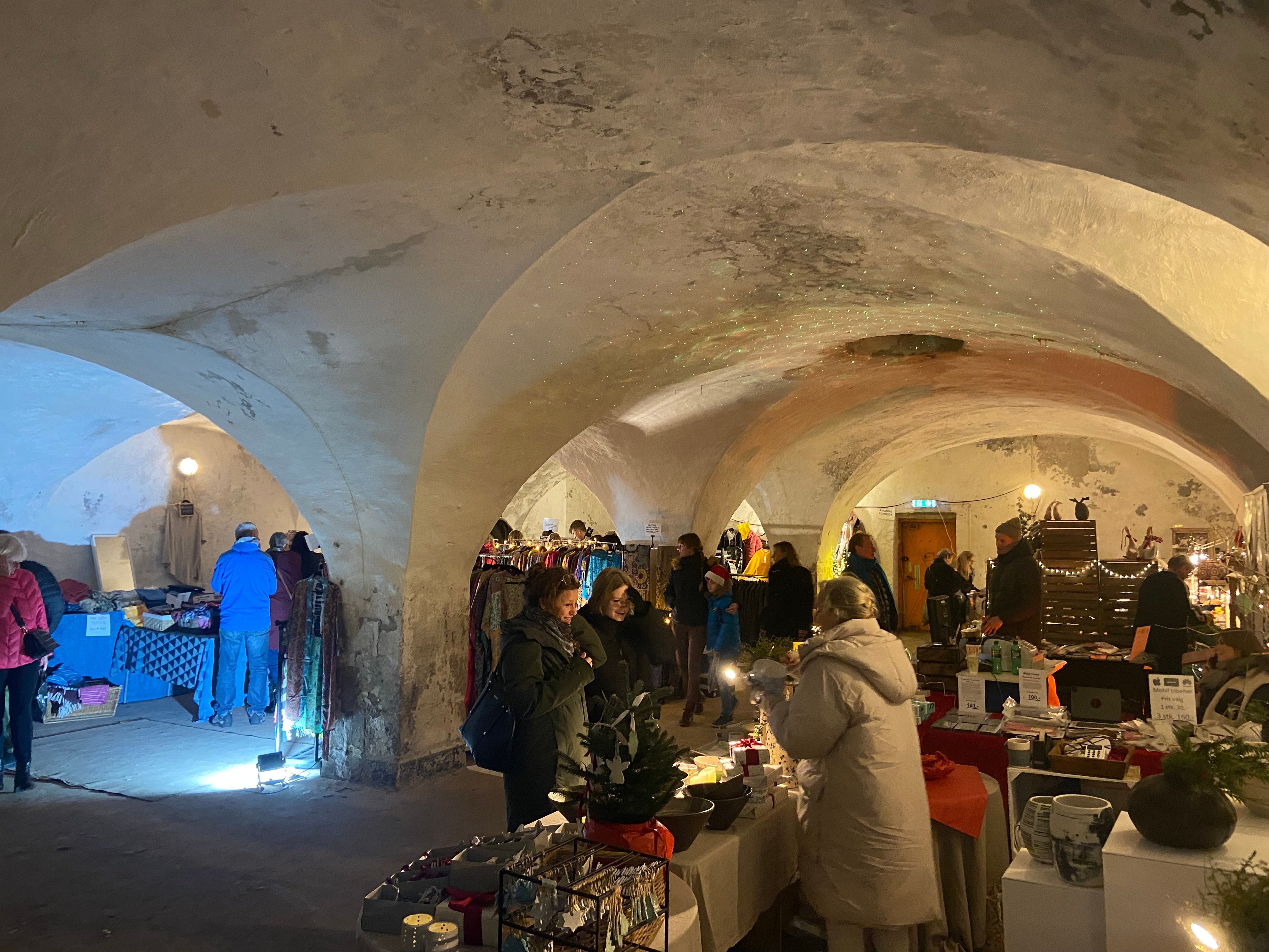 I boderne kan man købe designvarer, tøj, smykker, legetøj, boligartikler, brugskunst, delikatesser til julebordet, juledekorationer og meget mere. Foto: Kevin Lundgreen Frederiksen