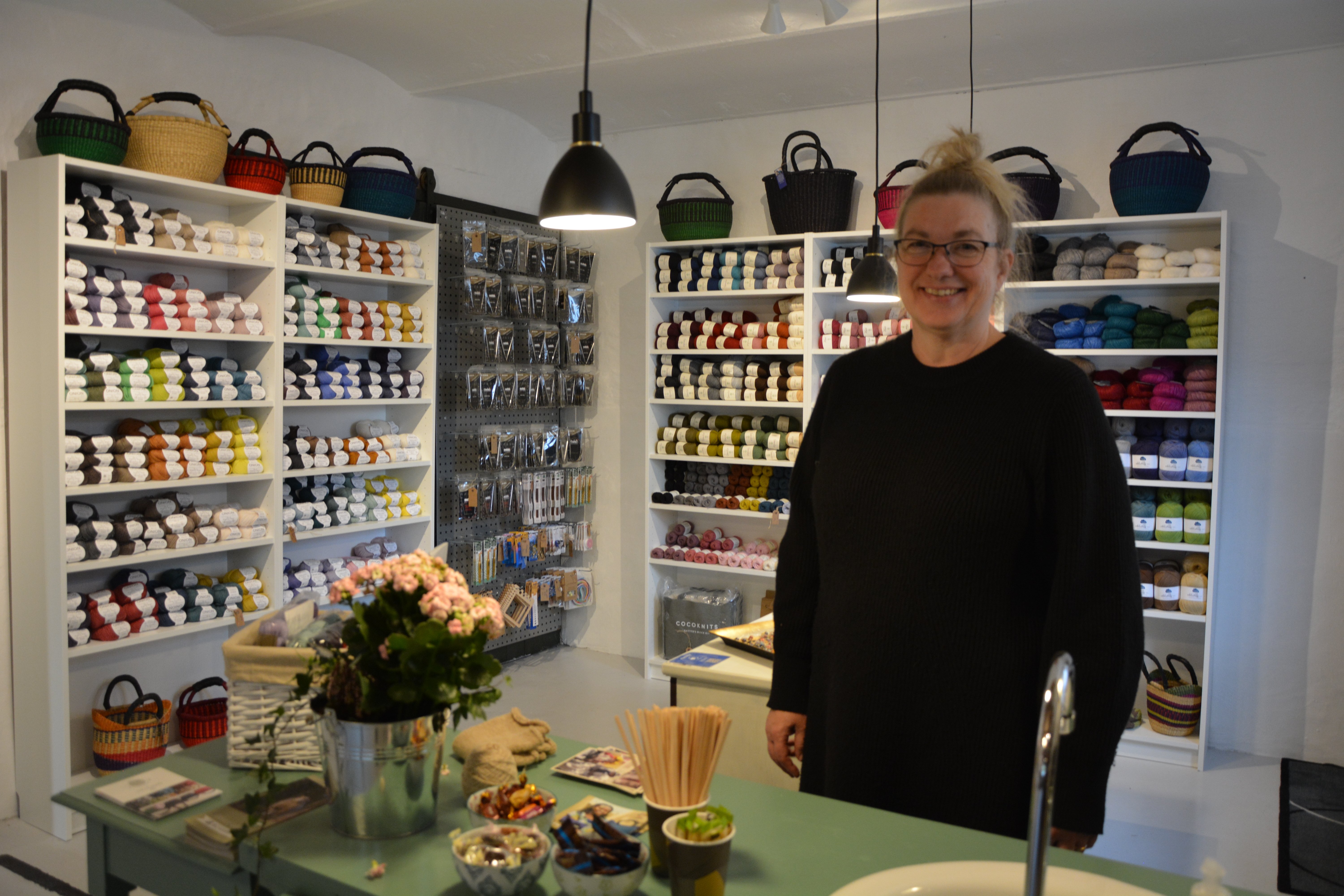 Bettina Godborg bag disken i sin nye garnbutik: Godborgs Garn i Sortsø. Her er der altid frisk kaffe på kanden. Foto: Mille Holst
