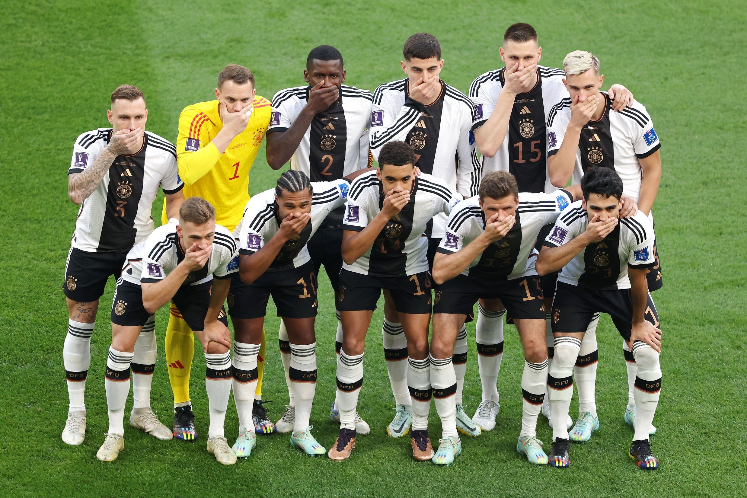 Tysklands spillere valgte at holde sig for munden på det officielle holdfoto før onsdagens VM-kamp mod Japan.