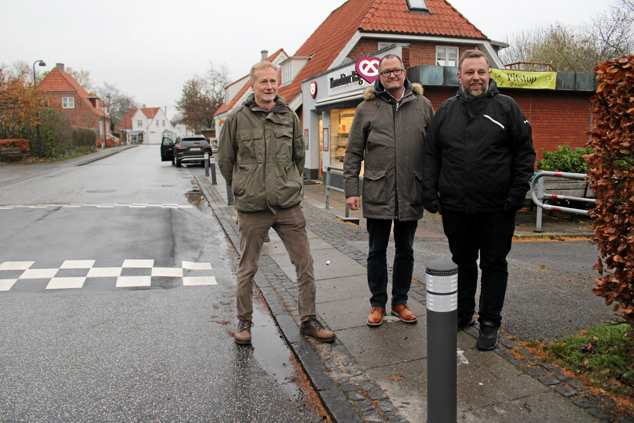 En hævet flade og steler på begge sider af Bygaden skal sikre de bløde trafikanter. Fra venstre er det udvalgsformand Bjørn Lykke Sørensen, afdelingsleder i kommunen Henrik Hjortbøl og udvalgsmedlem Christian Fjeldsted Andersen. Foto: Agnete Vistar