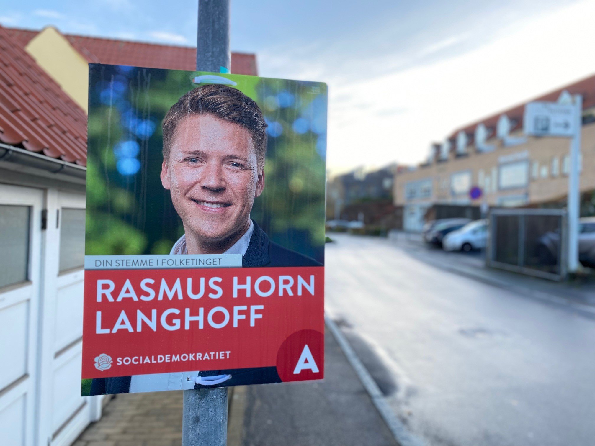 Torsdag formiddag hang der stadig enkelte valgplaktater tilbage, her på Gasværksvej i Holbæk.