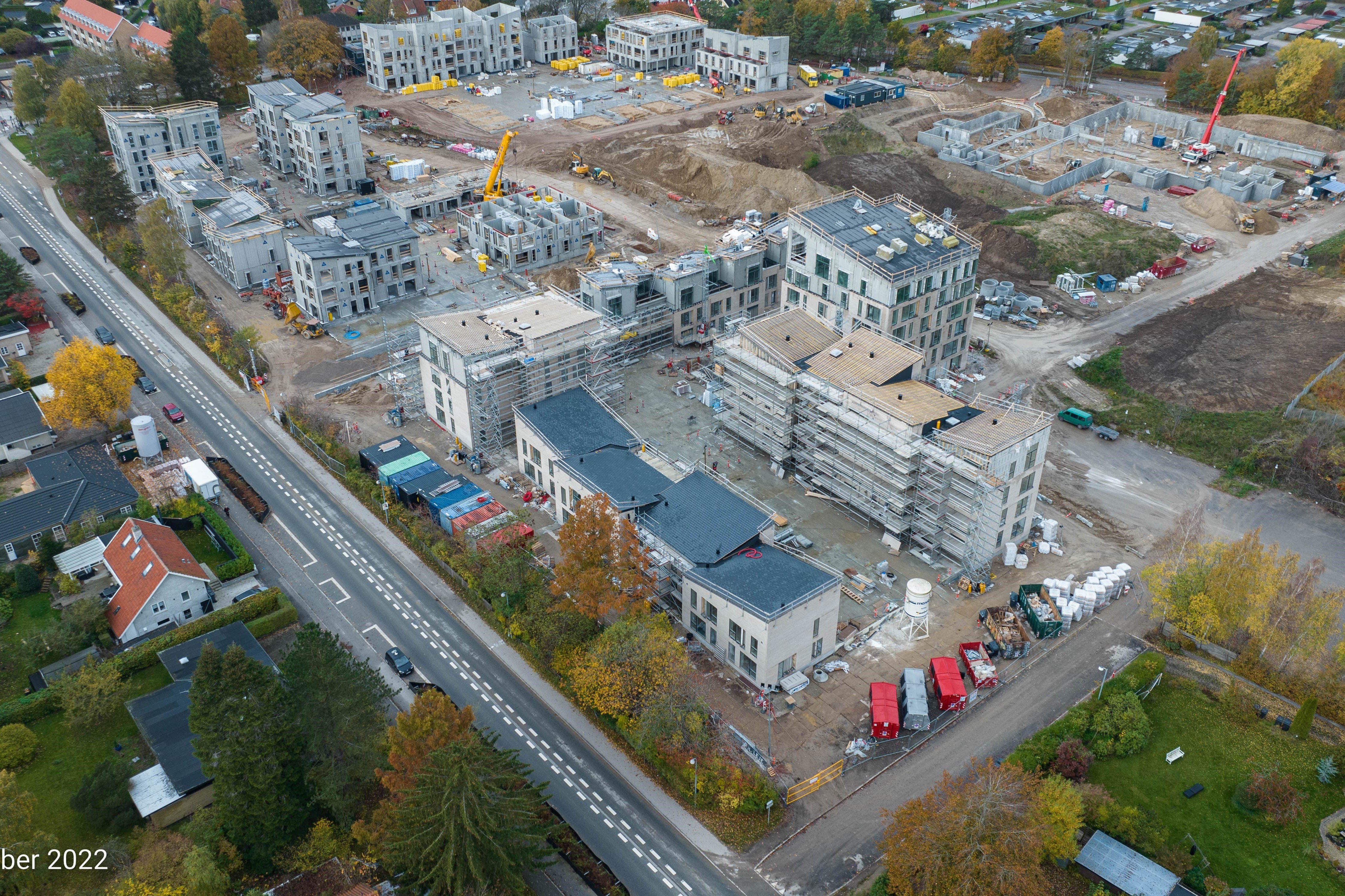 Et helt nyt drone-foto viser, at PH Park er godt på vej. Her ses byggefelterne et og tre, hvor facaderne er ved at bliver gjort færdige. Foto: CALUM