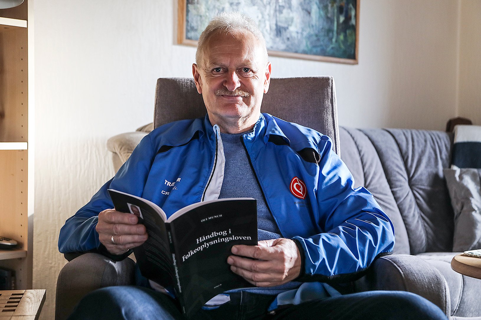 Ole Munch fra Jægerspris har forfattet “Håndbogen i Folkeoplysningen”. Nu fylder han 70 år.