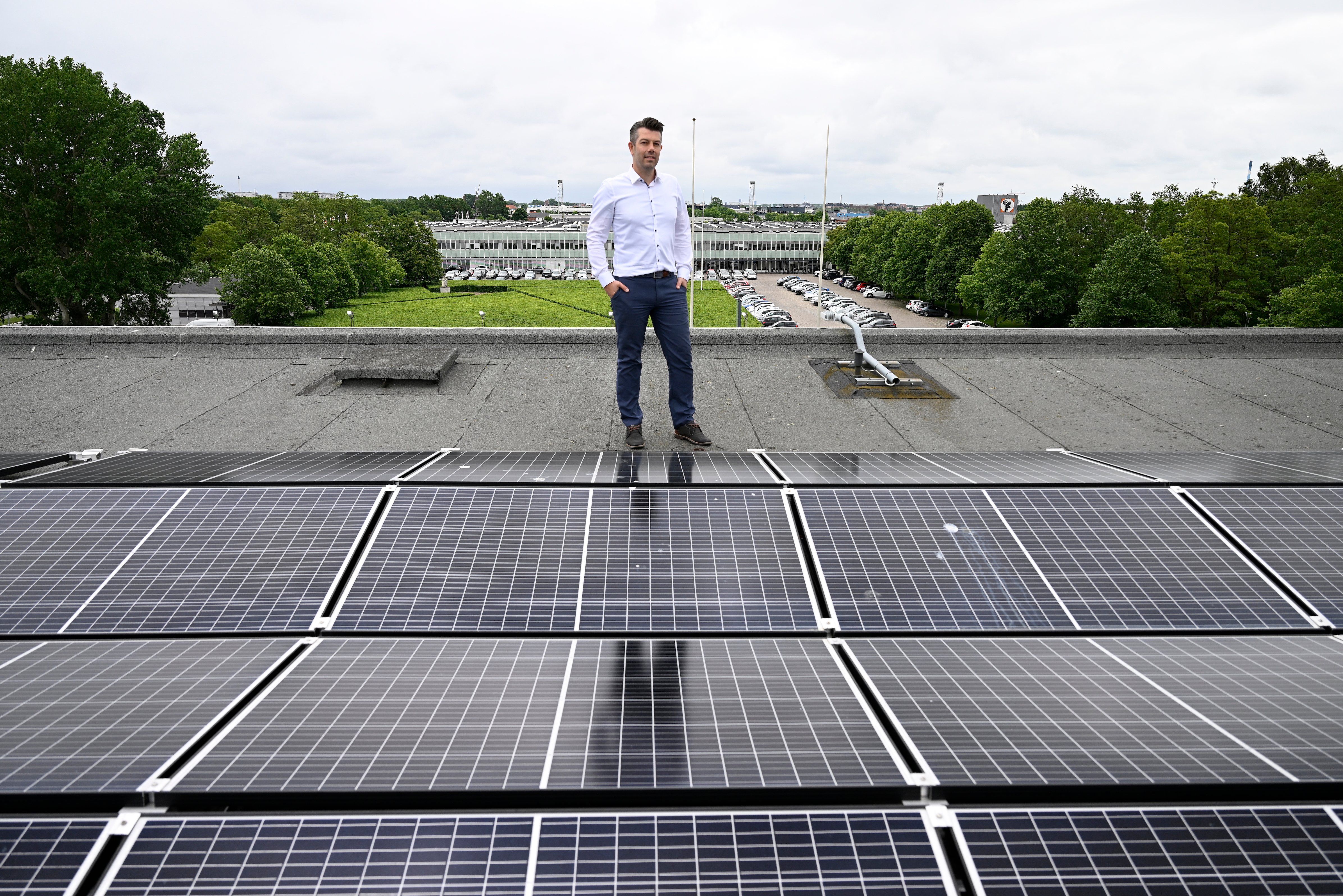 Nicki Pagh Børgesen ses her med nogle af de solceller, som både skaffer strøm til Coop og ekstra strøm, som kan sælges videre på elbørsen Nord Pool.