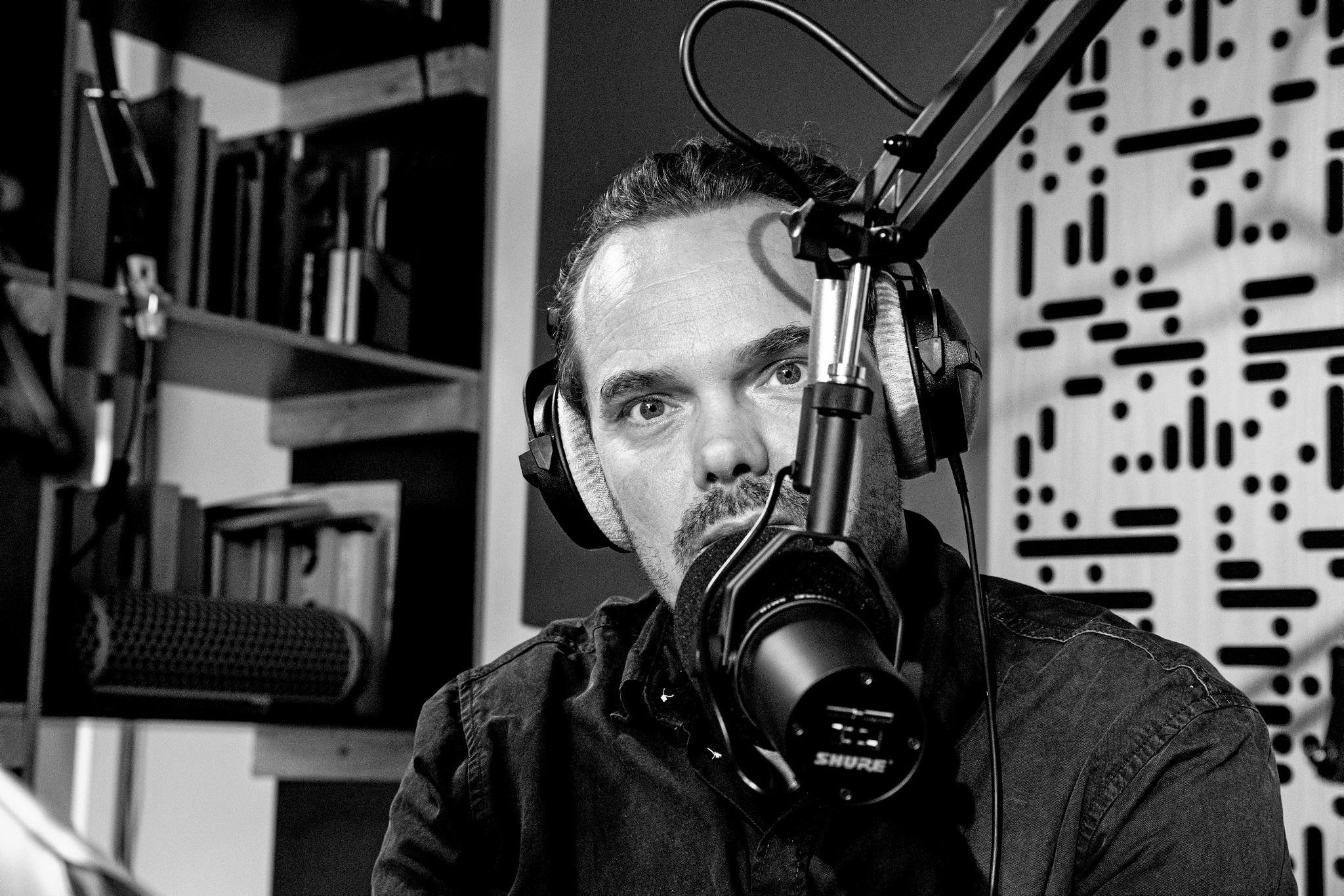 Third Ear var i 2009 blandt de første til at lave podcasts i Danmark. Mediet var smalt, og de fleste anede ikke, hvad det var. Third Ears første produktion om Sonny og guldhornene havde efter en måned kun haft 200 lyttere. Til sammenligning har deres nok mest populære podcast, Kvinden med den tunge kuffert, indtil videre haft omkring 600.000 afspilninger. Krister Molzen har været med hele vejen.
