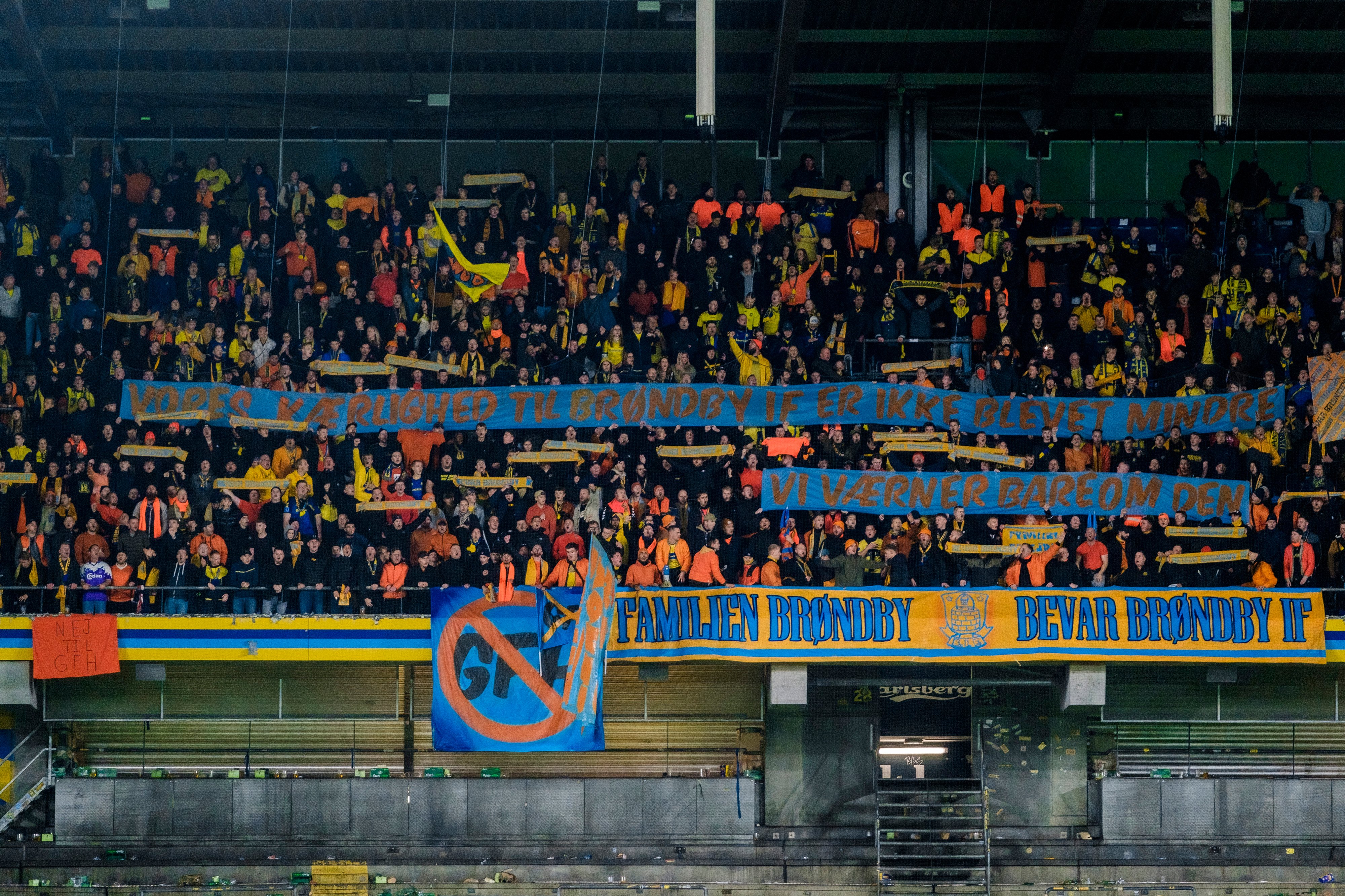 Omkring 3.000 Brøndby-fans valgte efter nederlaget mod Viborg at protestere mod det kommende aktieopkøb fra et udenlandsk investeringsselskab.