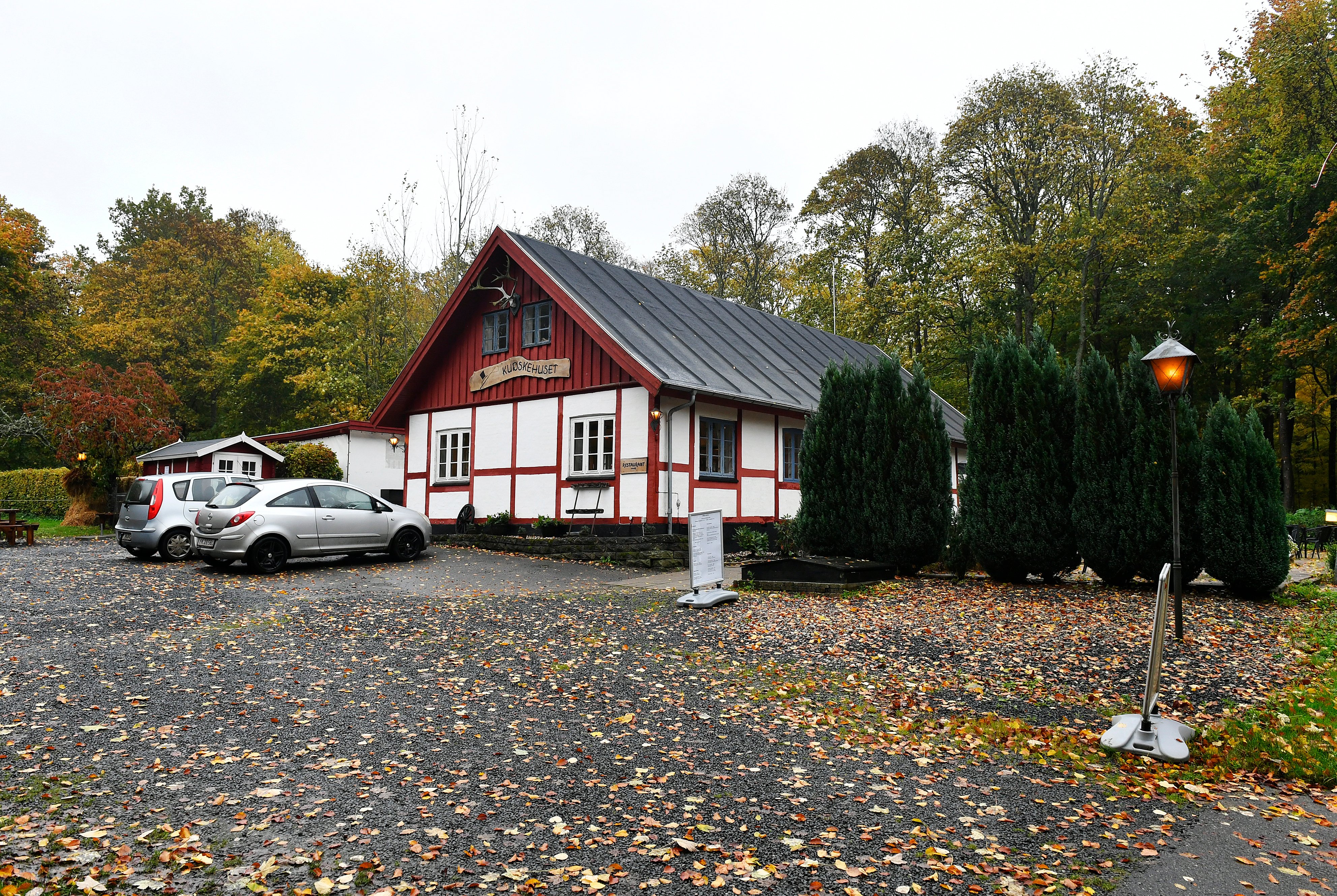 Restaurant Kudskehuset ligger smukt placeret ved Skjoldenæsholm Skov.