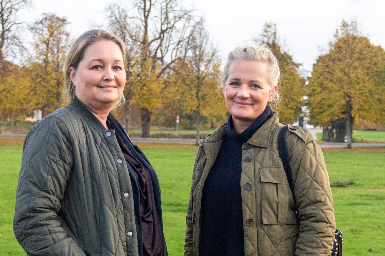 “Vi blev jo kede af at høre, at det hele var aflyst, men ret hurtige var vi  enige om at prøve at lave om på det og skabe et arrangement, som Hørsholm og Rungsted kan være sammen om,” fortæller Maria Dahl og Emilie Inés Larsen, der er veninder og naboer. Foto: Morten Timm