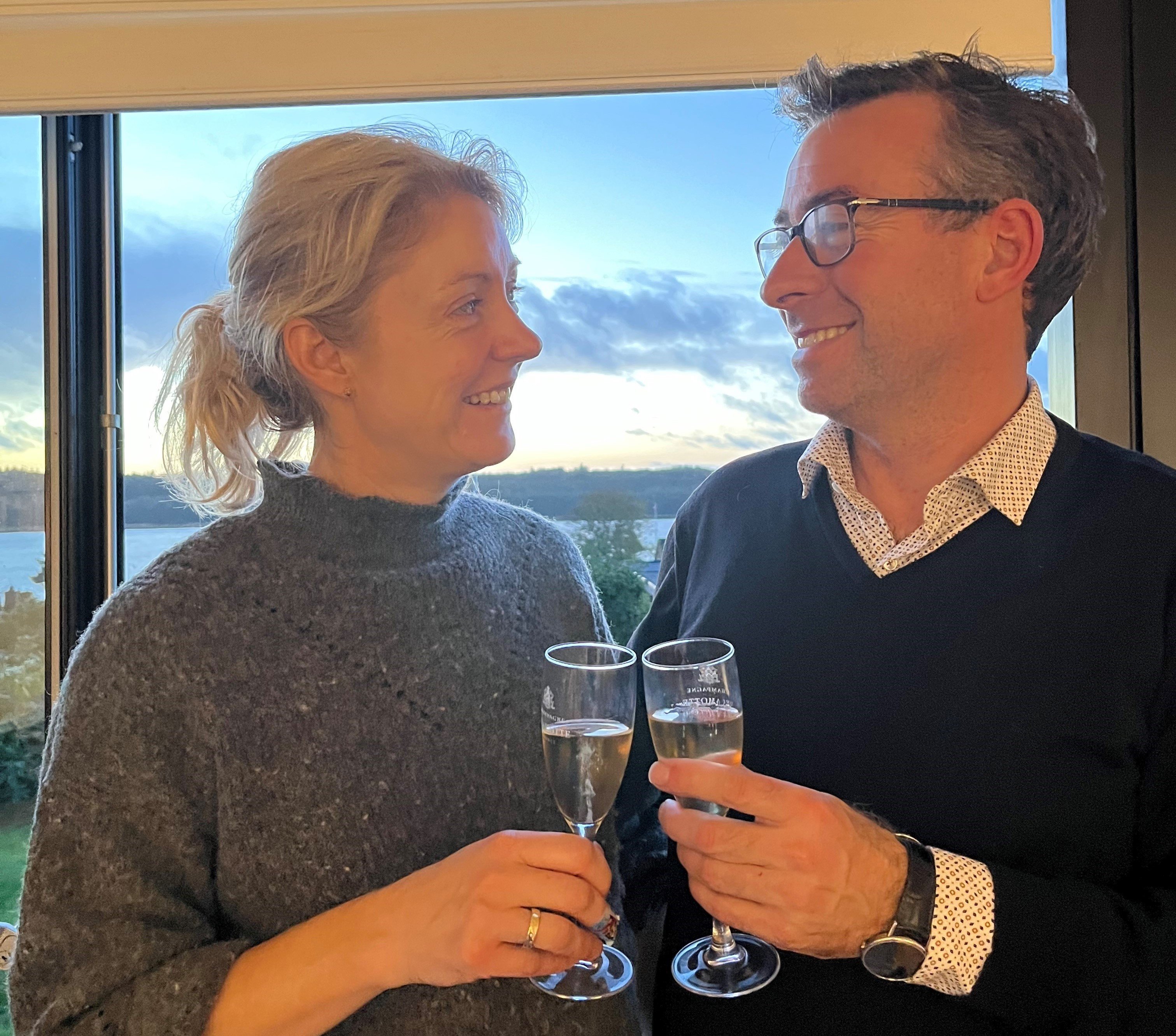 Jette og Hans Andersen er trætte og glade, men skåler i champagne på, at han er blevet genvalgt til Folketinget med 4.031 personlige stemmer. Foto: Inge Lise Andersen