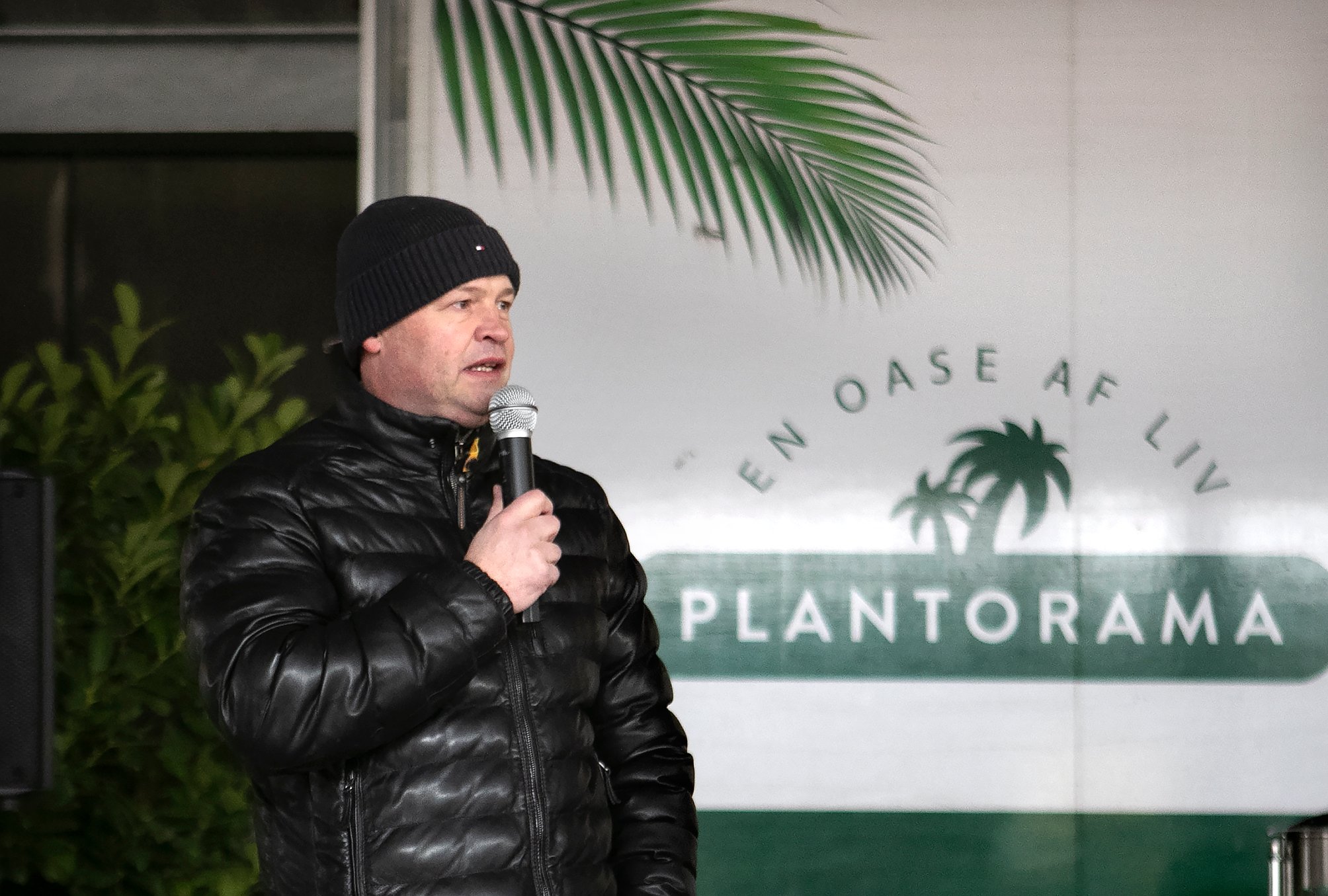 Plantoramas administrerende direktør Peter Vang Christensen takker under rejsegildet alle samarbejdspartnere i byggeriet af Danmarks største Plantorama i Taastrup. Foto: Kim Rasmussen