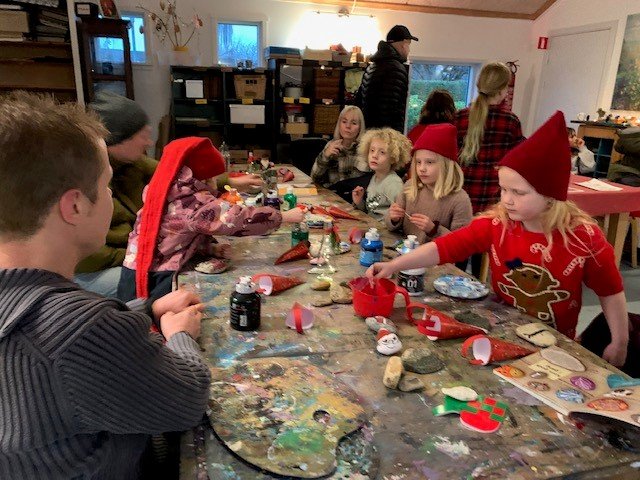 Hvordan kommer man hurtigst i julestemning? Man gør noget godt for andre. Foto: Langebjergskolen.